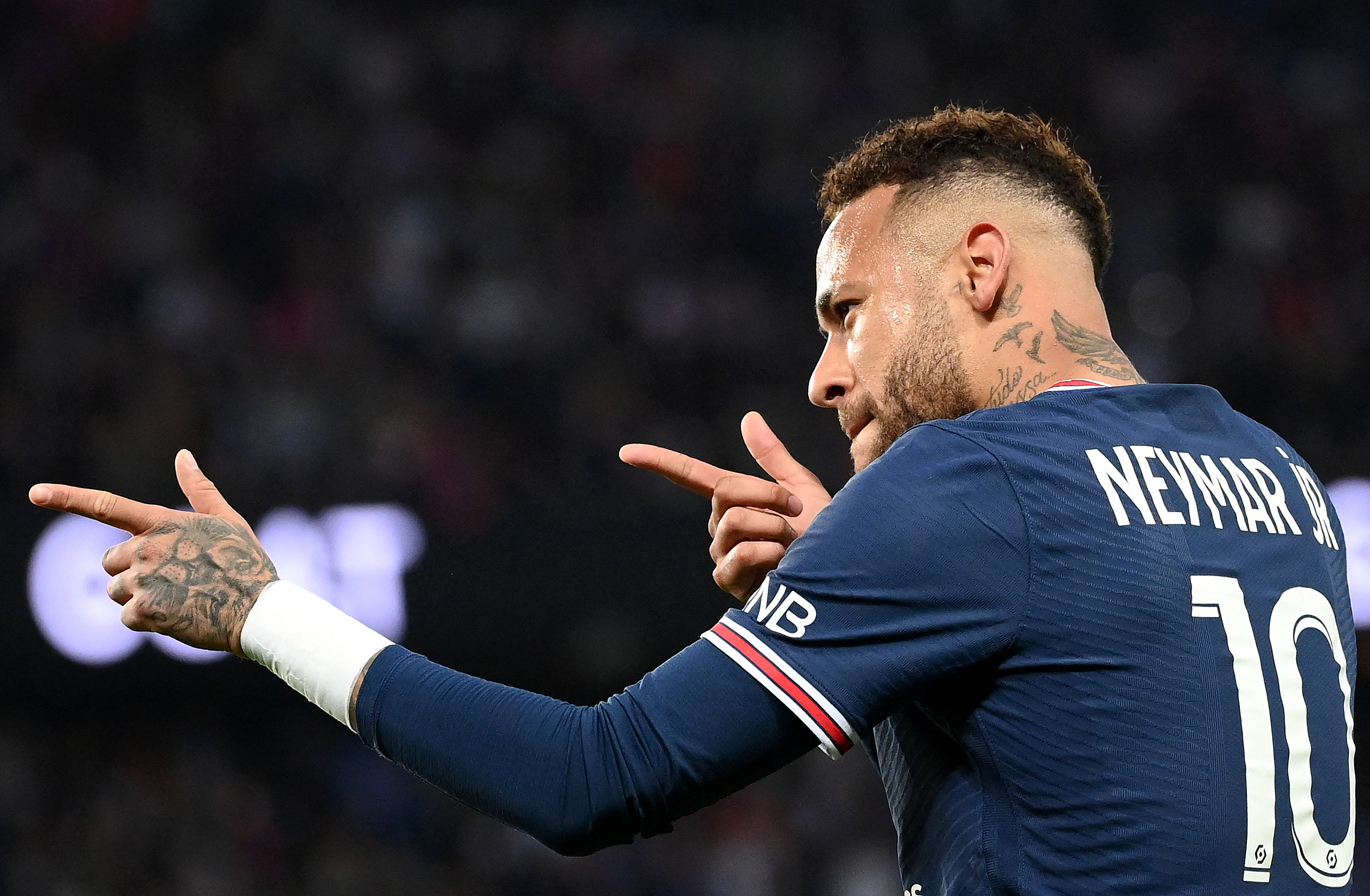 Neymar volta à boa fase, mas ainda não convence franceses