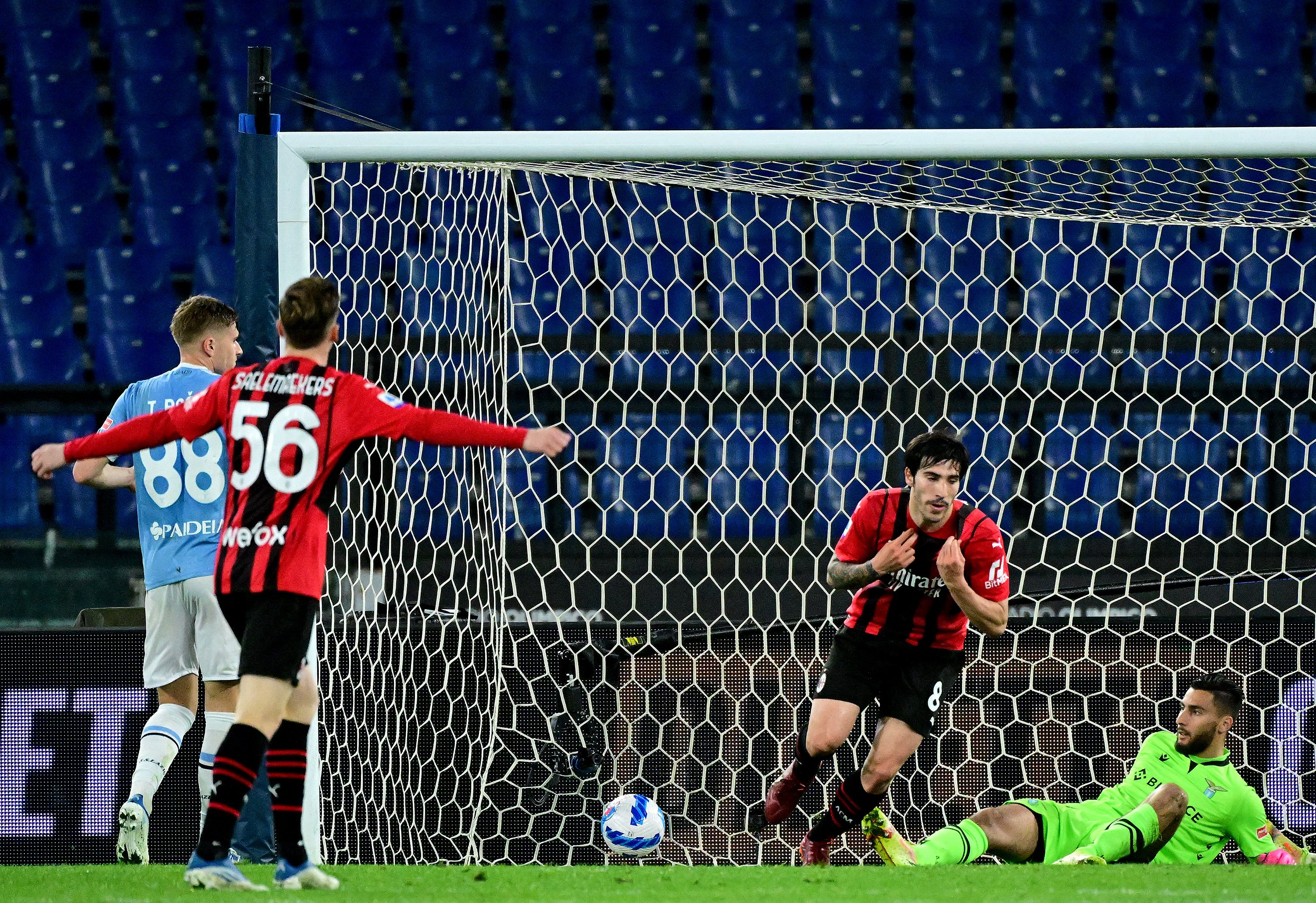 Milan vence Lazio de virada e reassume a liderança do Italiano