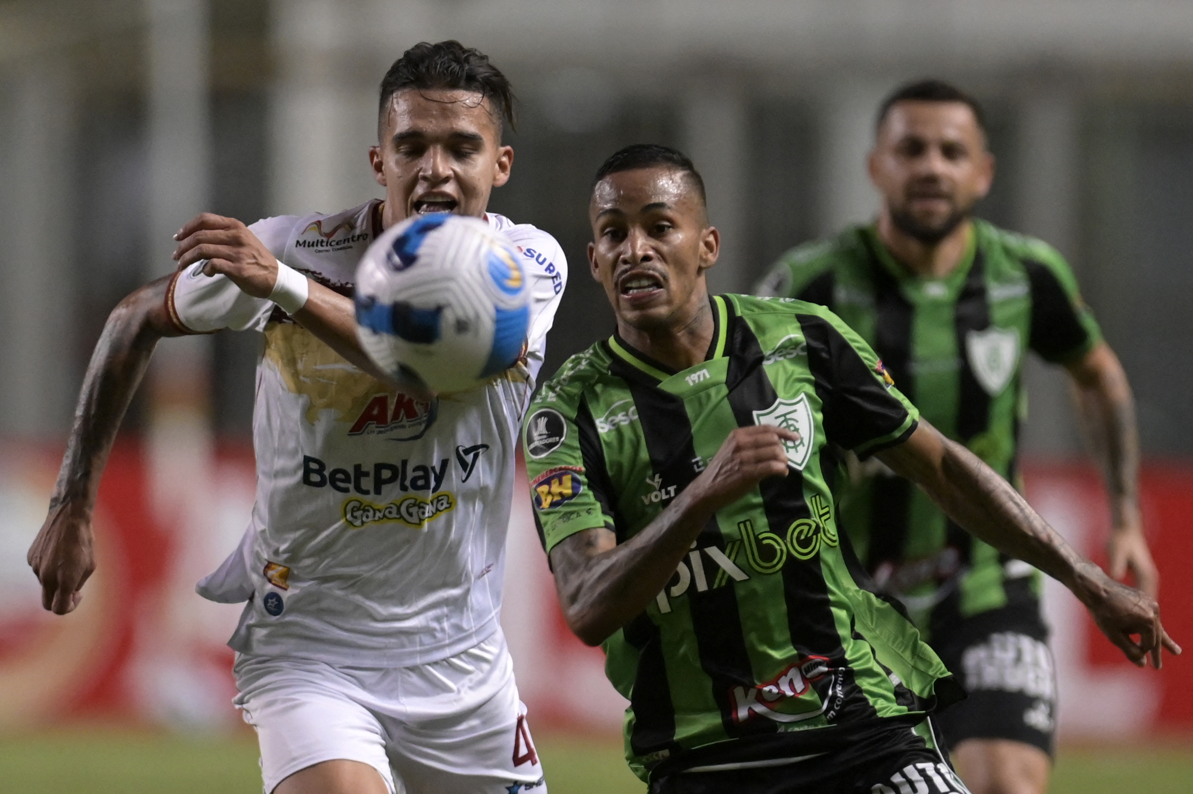 Jonathan Marulanda, do Tolima, disputa com Paulinho Bóia, do América-MG