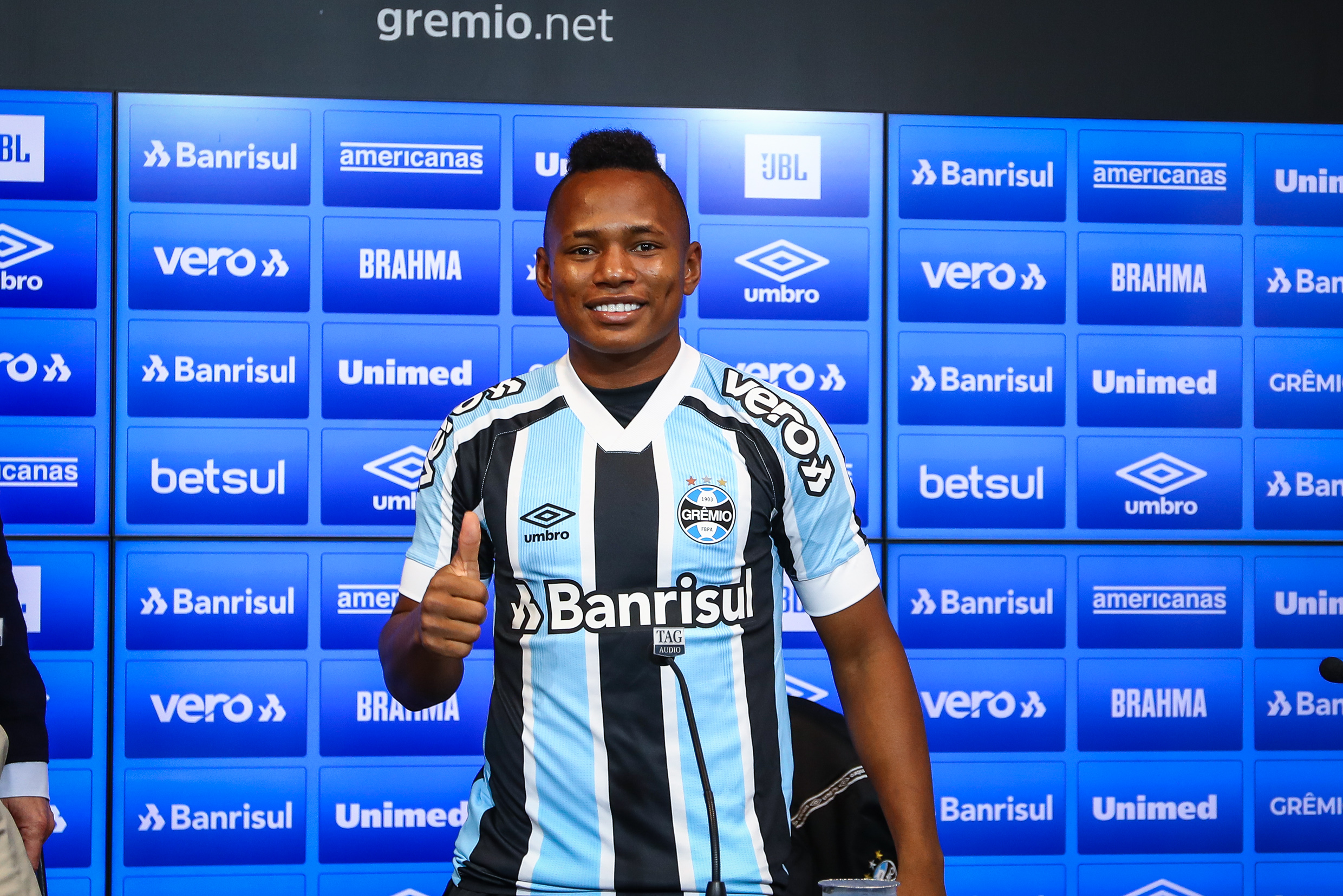 Thiago Neves se apresenta ao Fluminense em 2012 -
