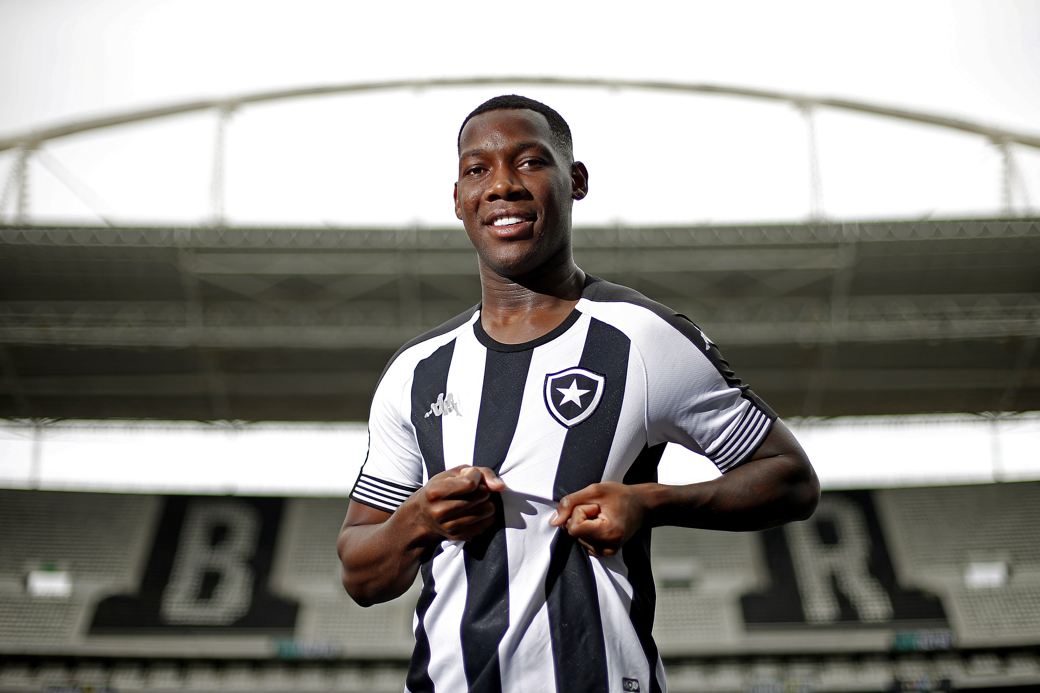Patrick de Paula apresentado no Botafogo -