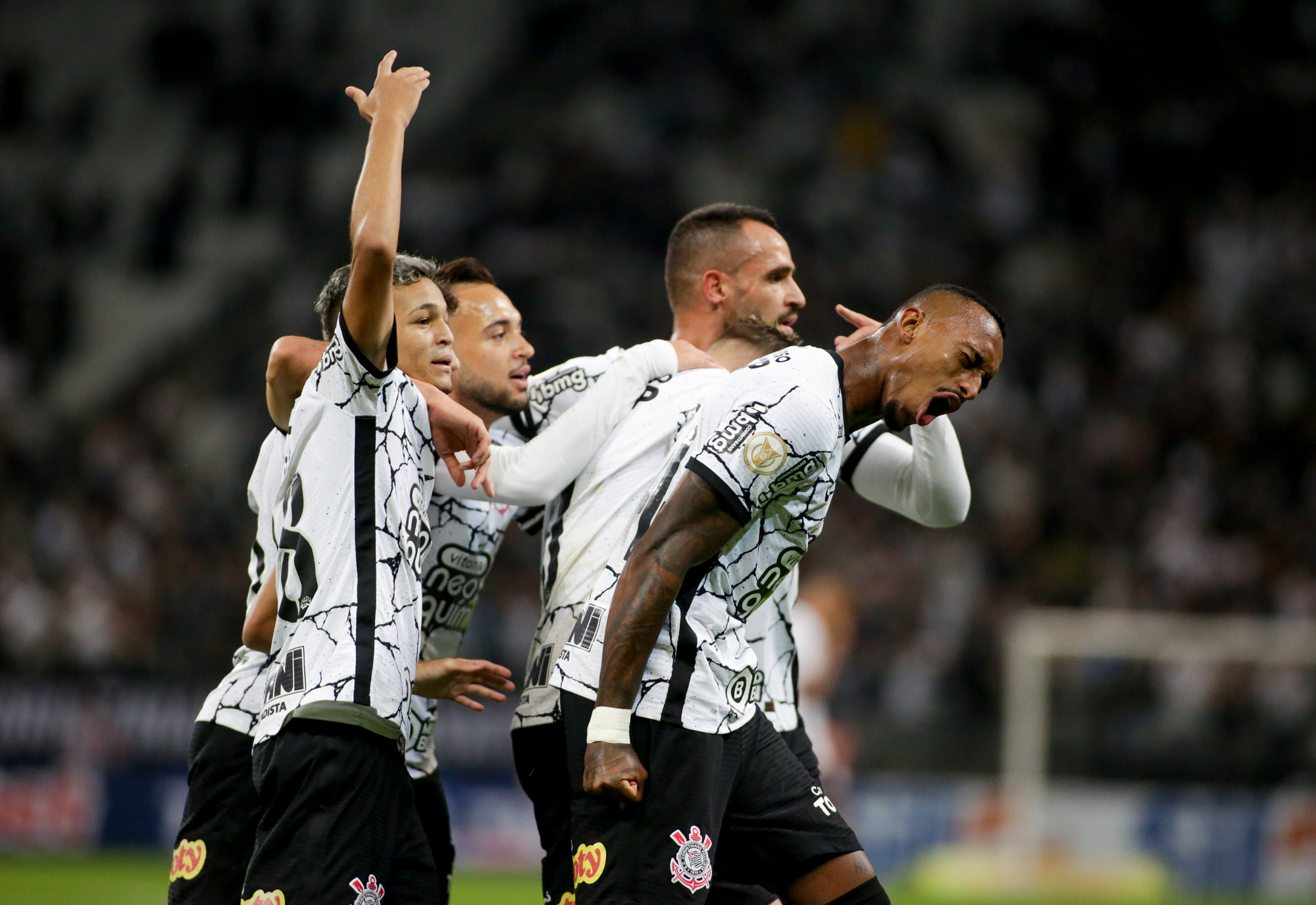 São Paulo vence o Corinthians por 2 a 1 e vai disputar a final do Paulistão  com o Palmeiras