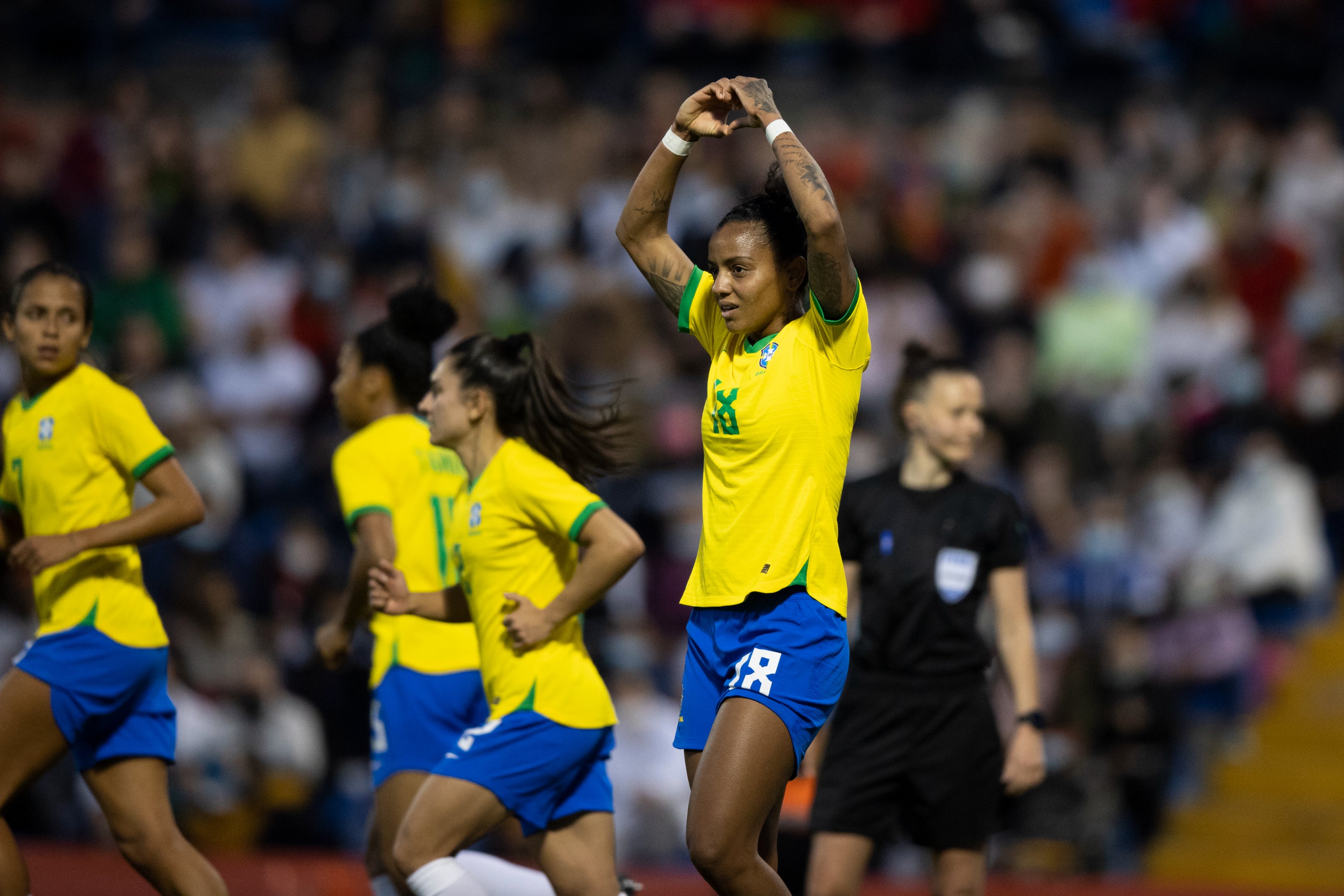 Seleção feminina empata com a Espanha em primeiro teste sem Marta