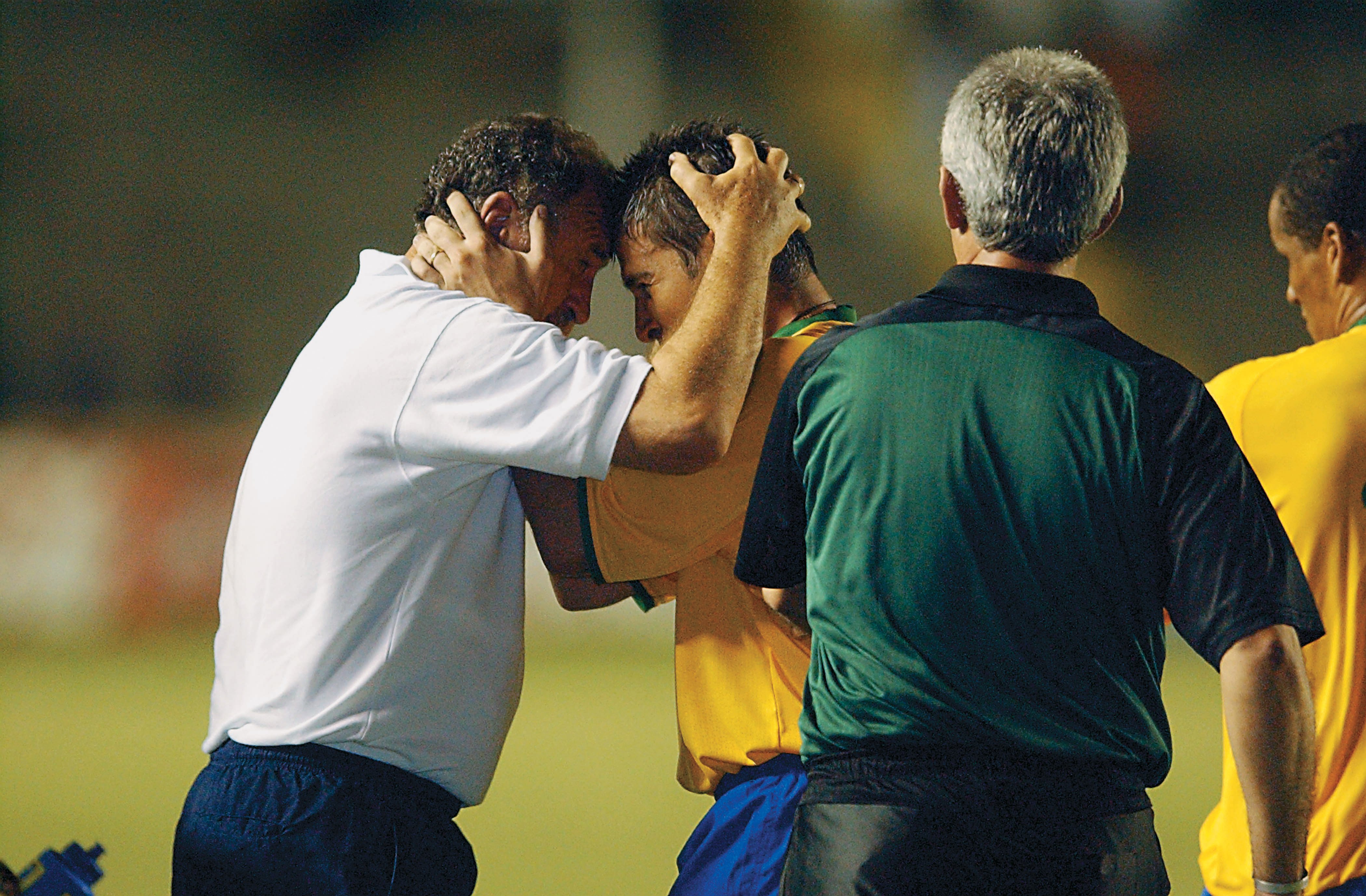 Luiz Felipe Scolari com o atacante Luizão, comemorando um gol contra a Venezuela, em jogo das Eliminatórias para a Copa do Mundo de 2002, no estádio Castelão -