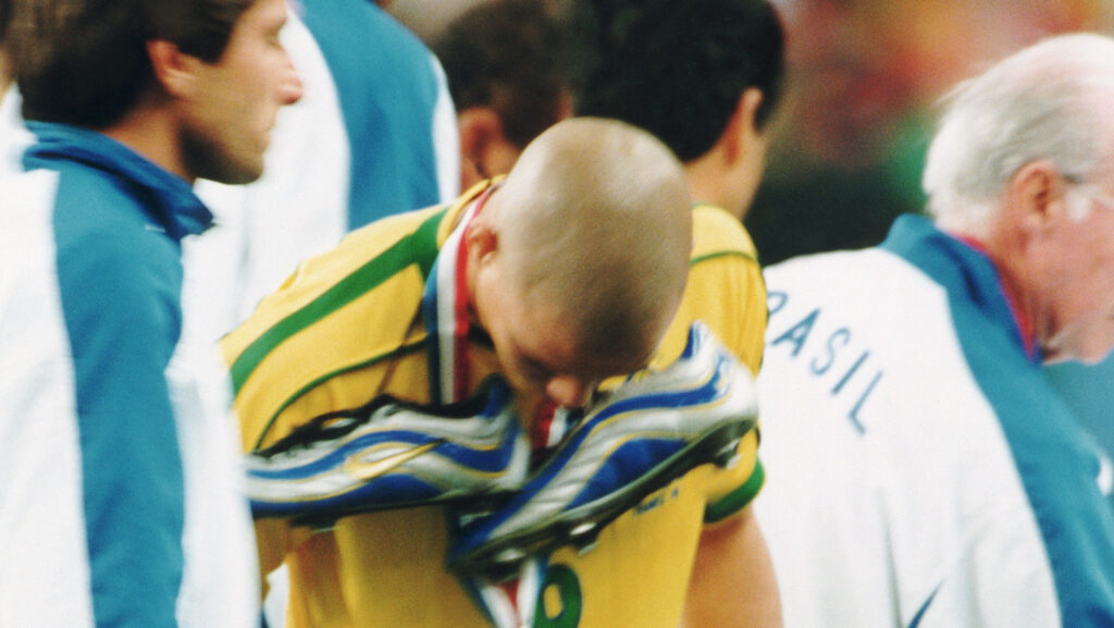 Ronaldo, com as chuteiras penduras no pescoço, após a finalíssima da Copa do Mundo de 1998, no Estade de France, em Saint-Dennis.