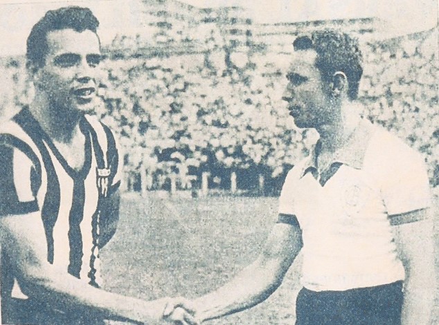 Lusitano, jogador do Atlético, cumprimenta o americano Carlayle, momentos antes da histórica final de 1948. De autoria desconhecida, é uma das mais simbólicas fotos da decisão.
