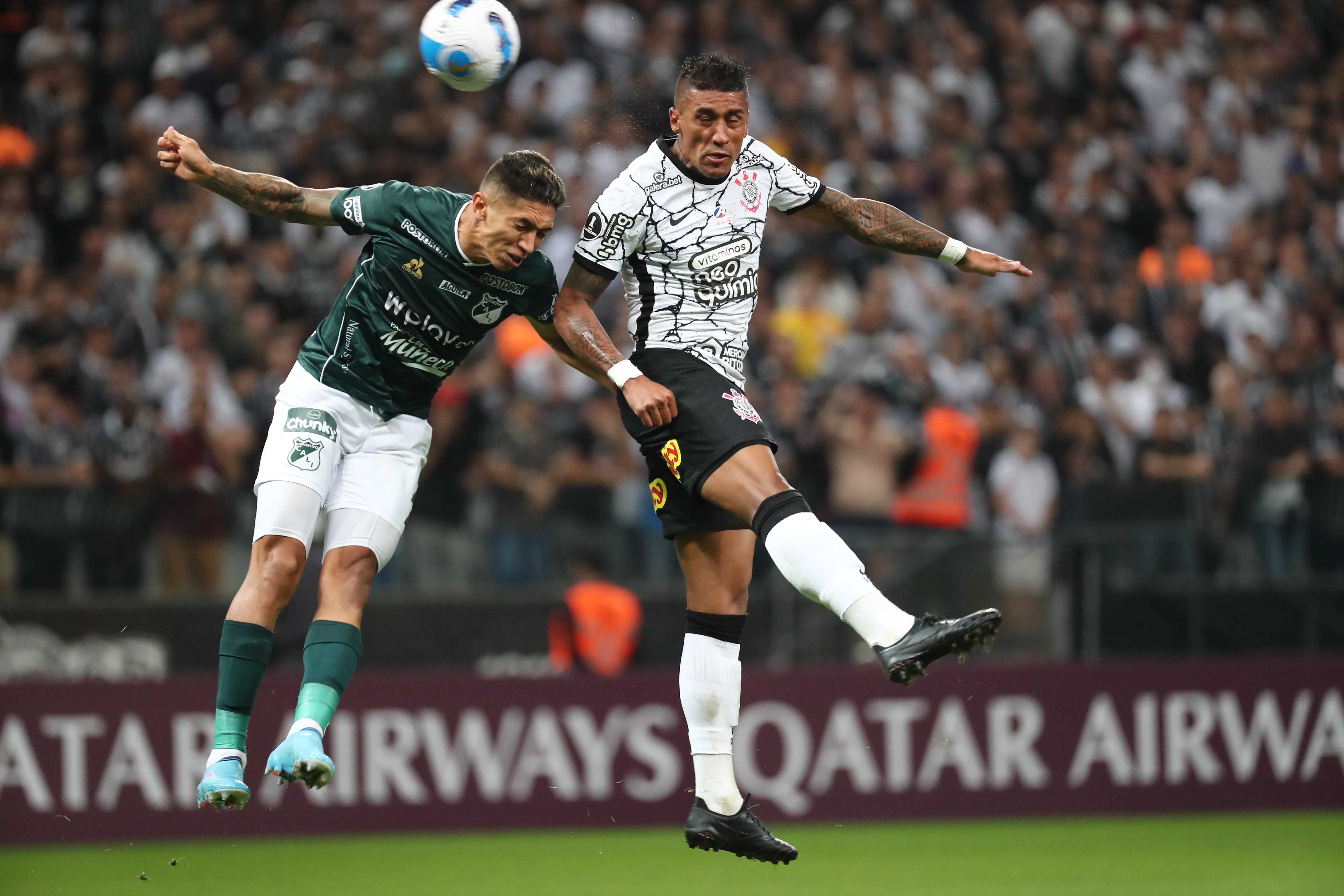 Paulinho, do Corinthians, disputa com Jorge Marsiglia, do Cali