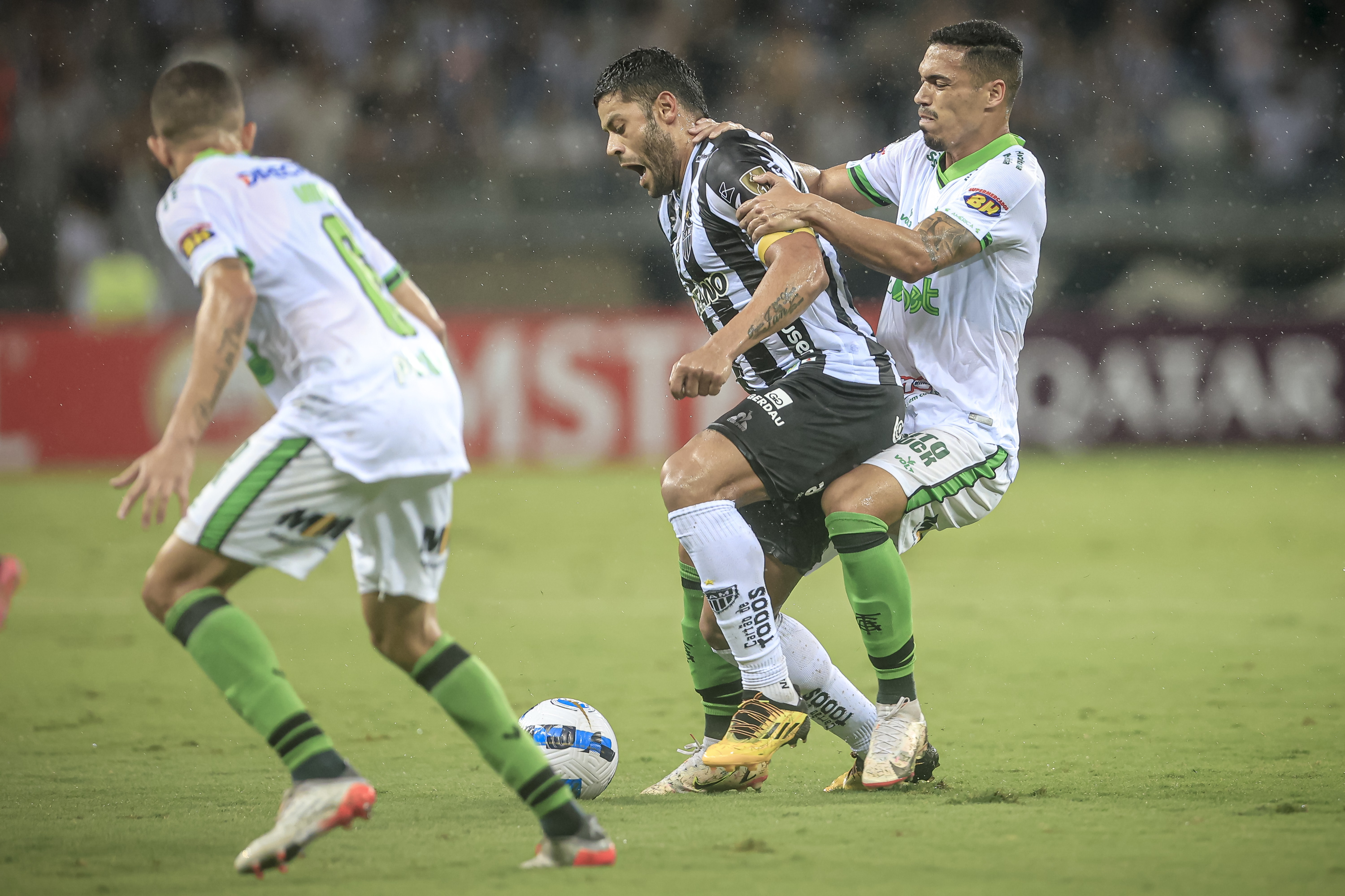 Hulk em ação no clássico entre Atlético e América Mineiro