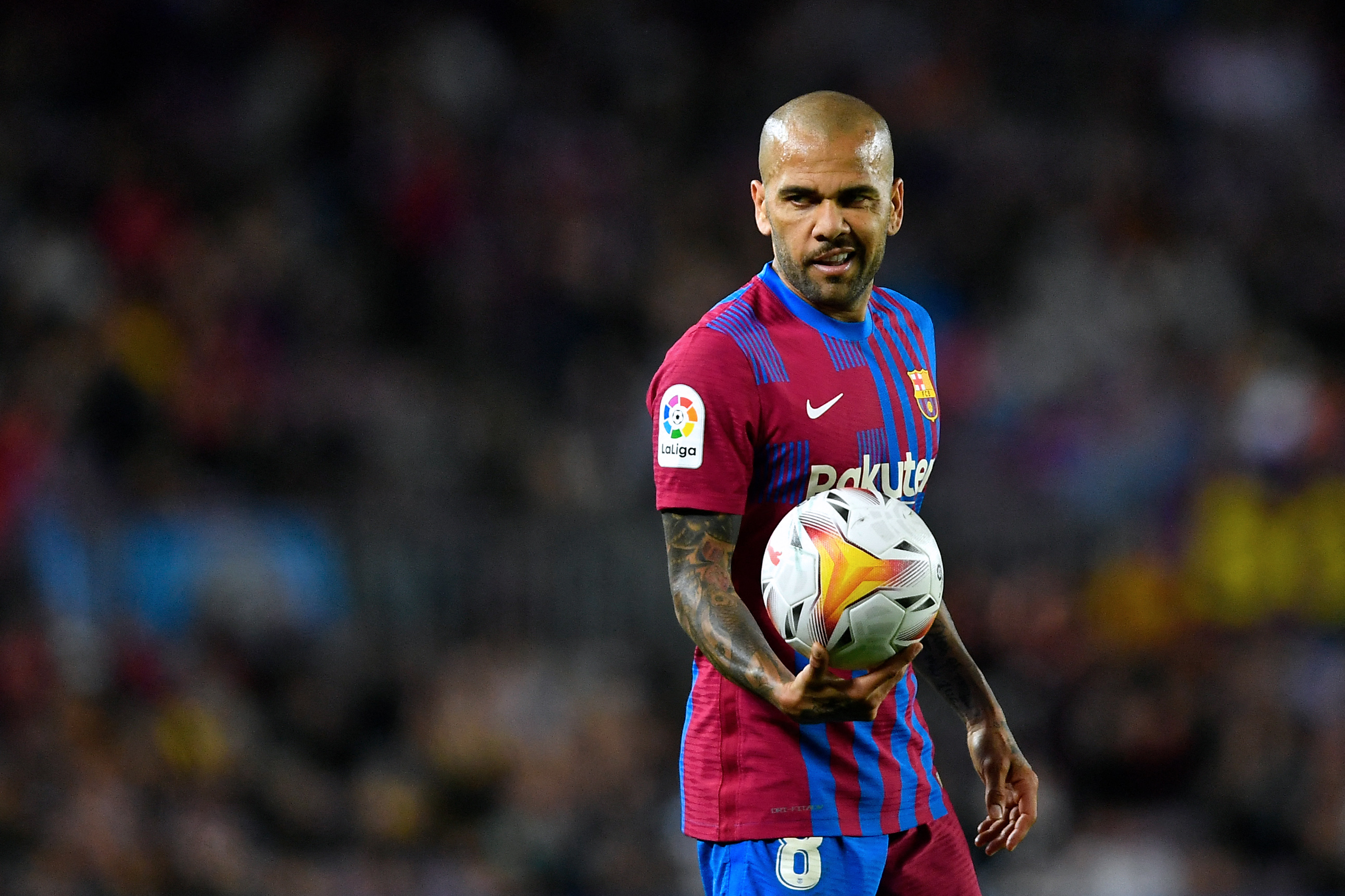 Dani Alves: 17 jogos, um gol e quatro assistências pelo Barça -