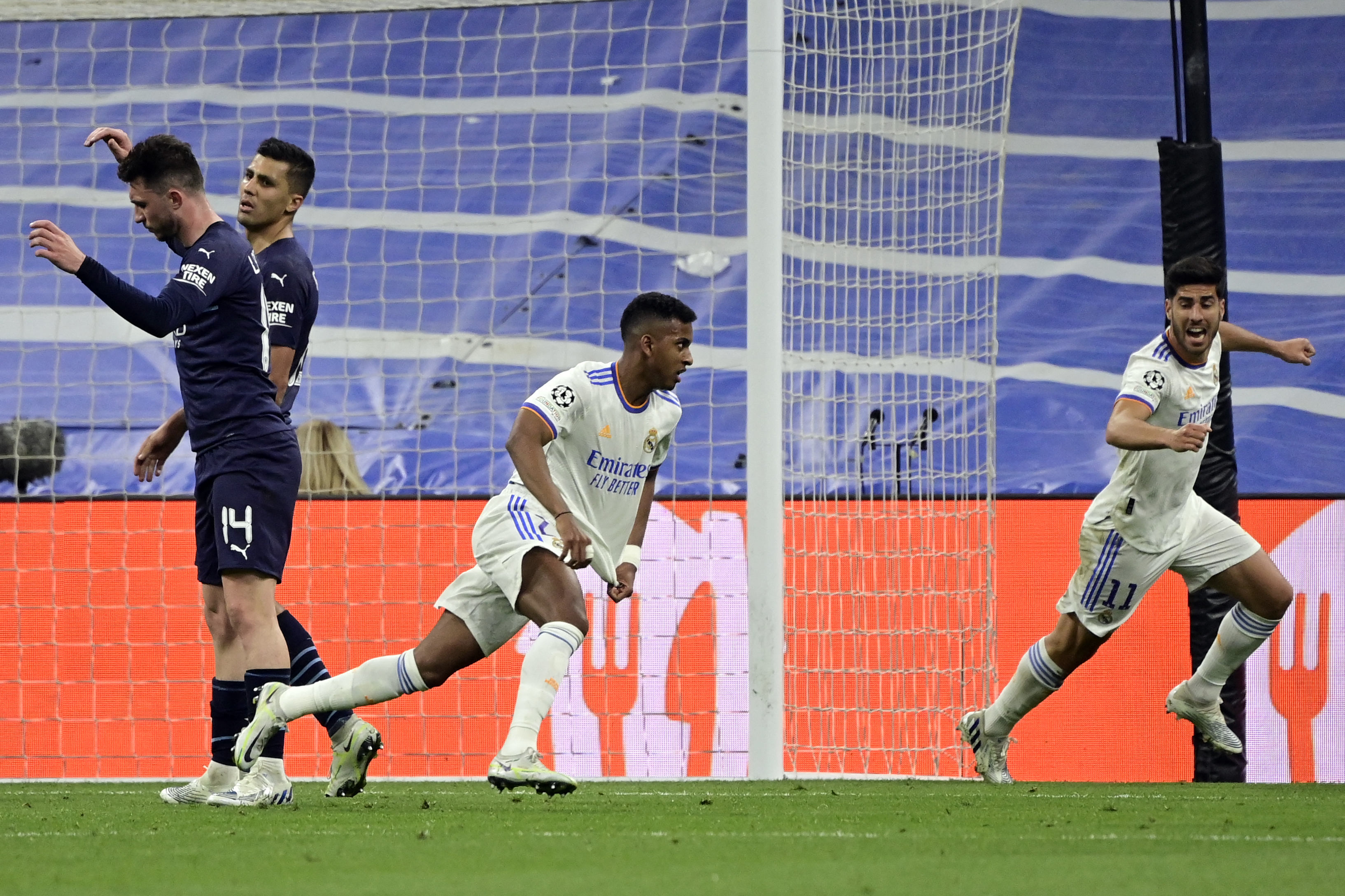 Rodrygo comemora gol pelo Real Madrid diante do Manchester City