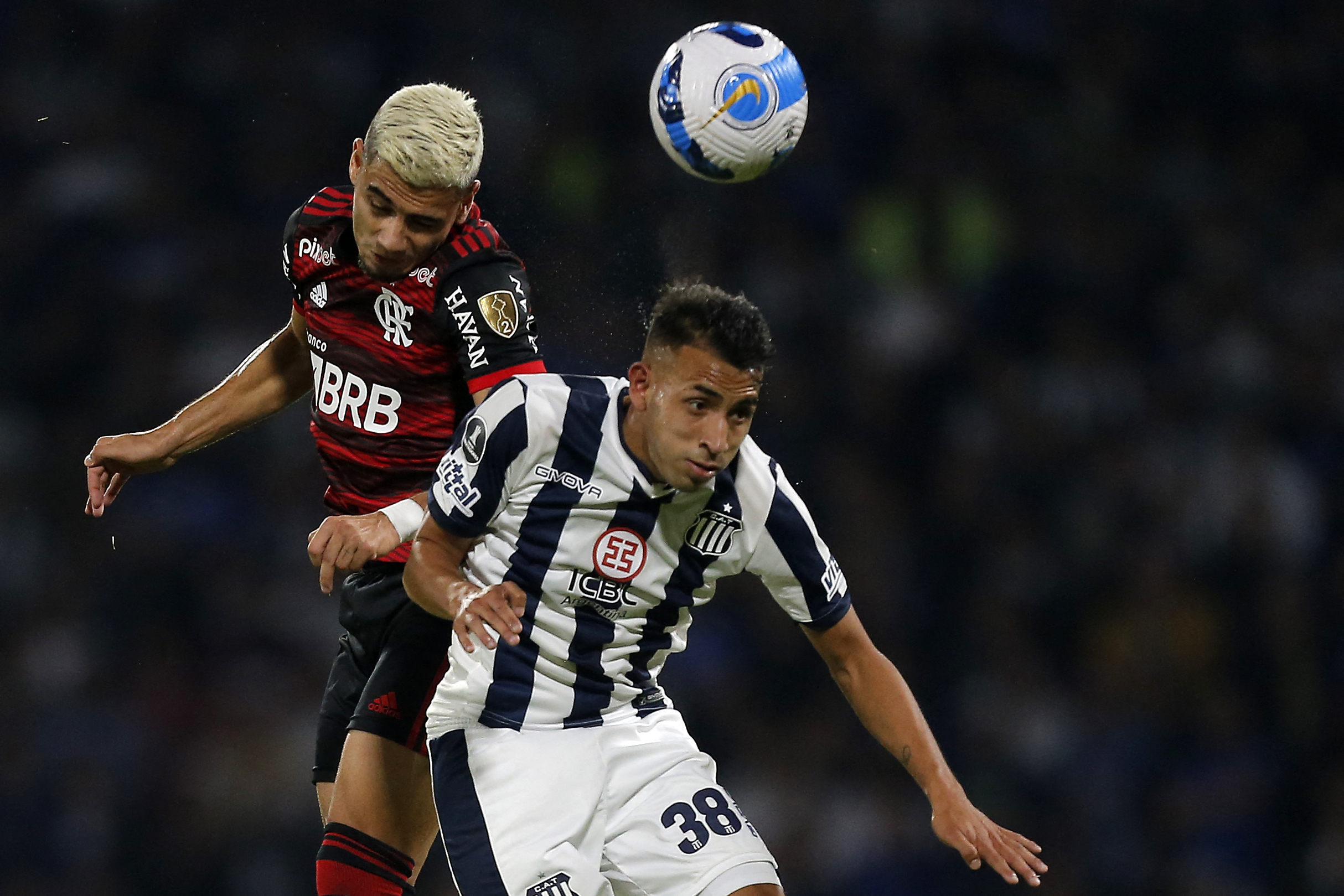 Andreas Pereira e Matias Godoy disputam bola em Talleres 2 x 2 Flamengo
