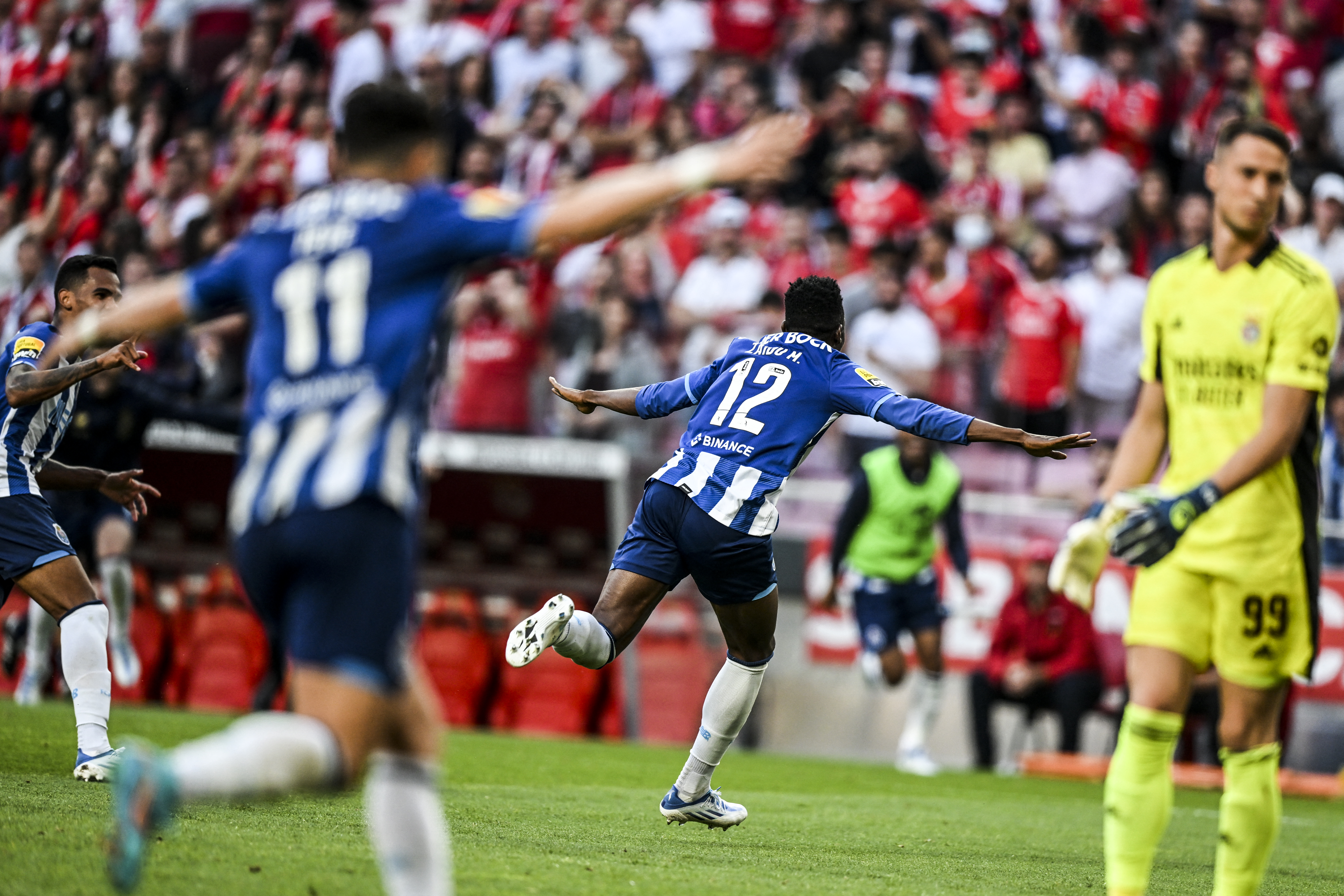 Porto vence Benfica e é campeão português