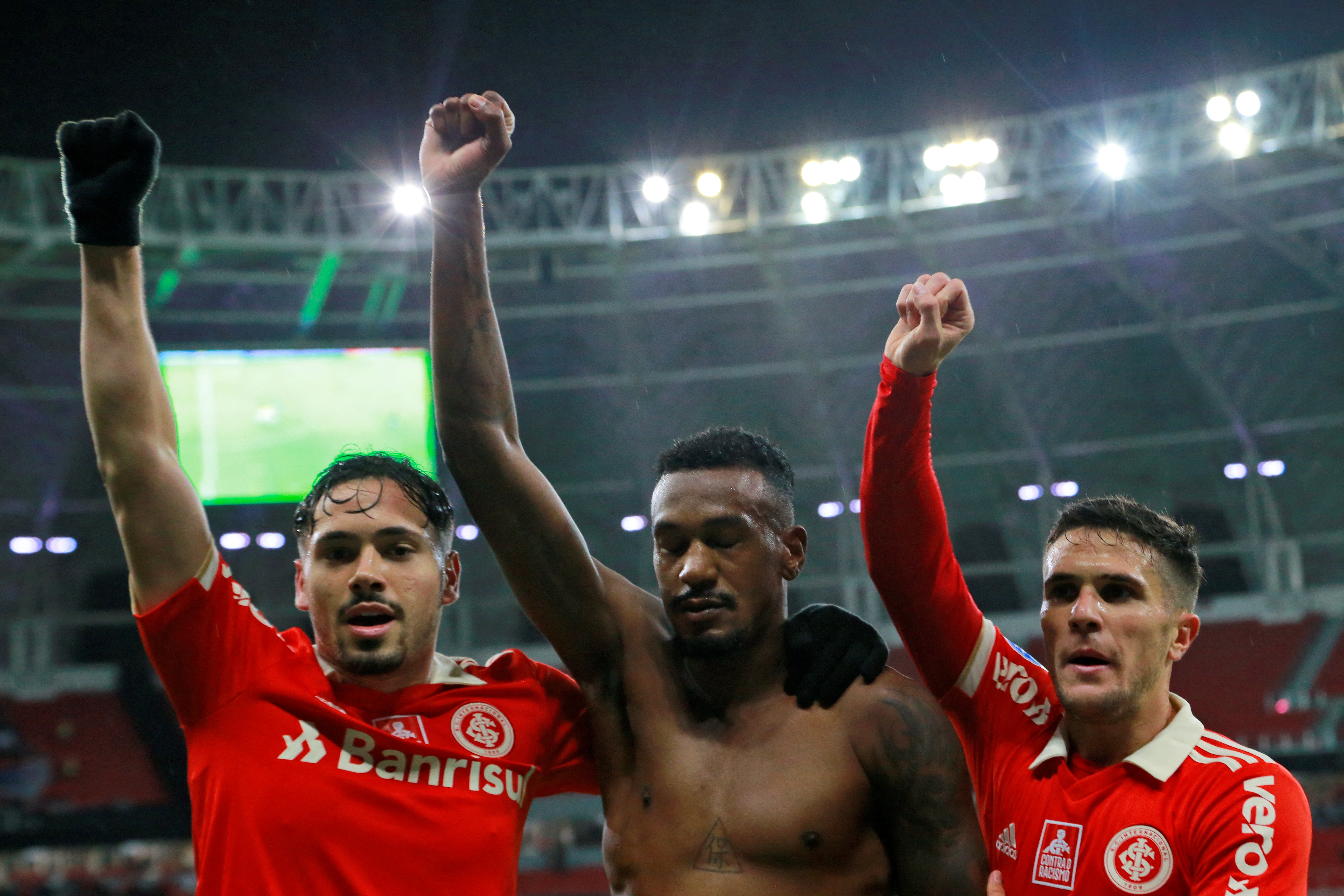 Edenilson comemora gol do Inter com gesto antirracista