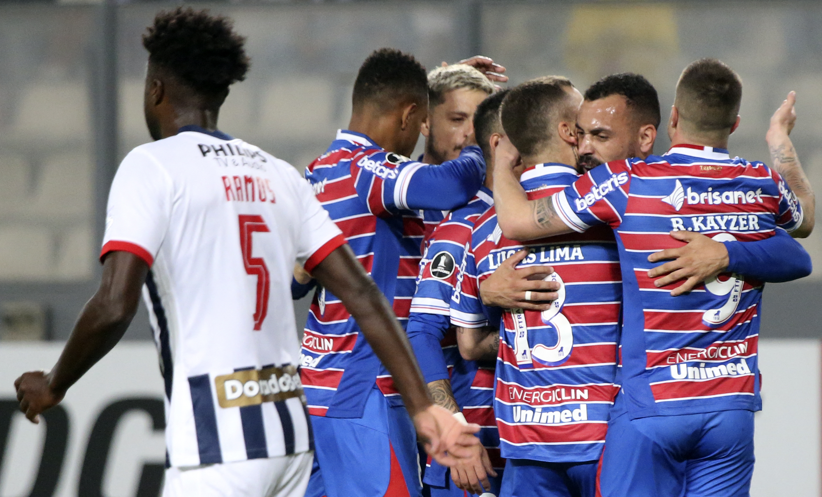 Jogadores do Fortaleza celebram gol diante do Alianza Lima, no Peru