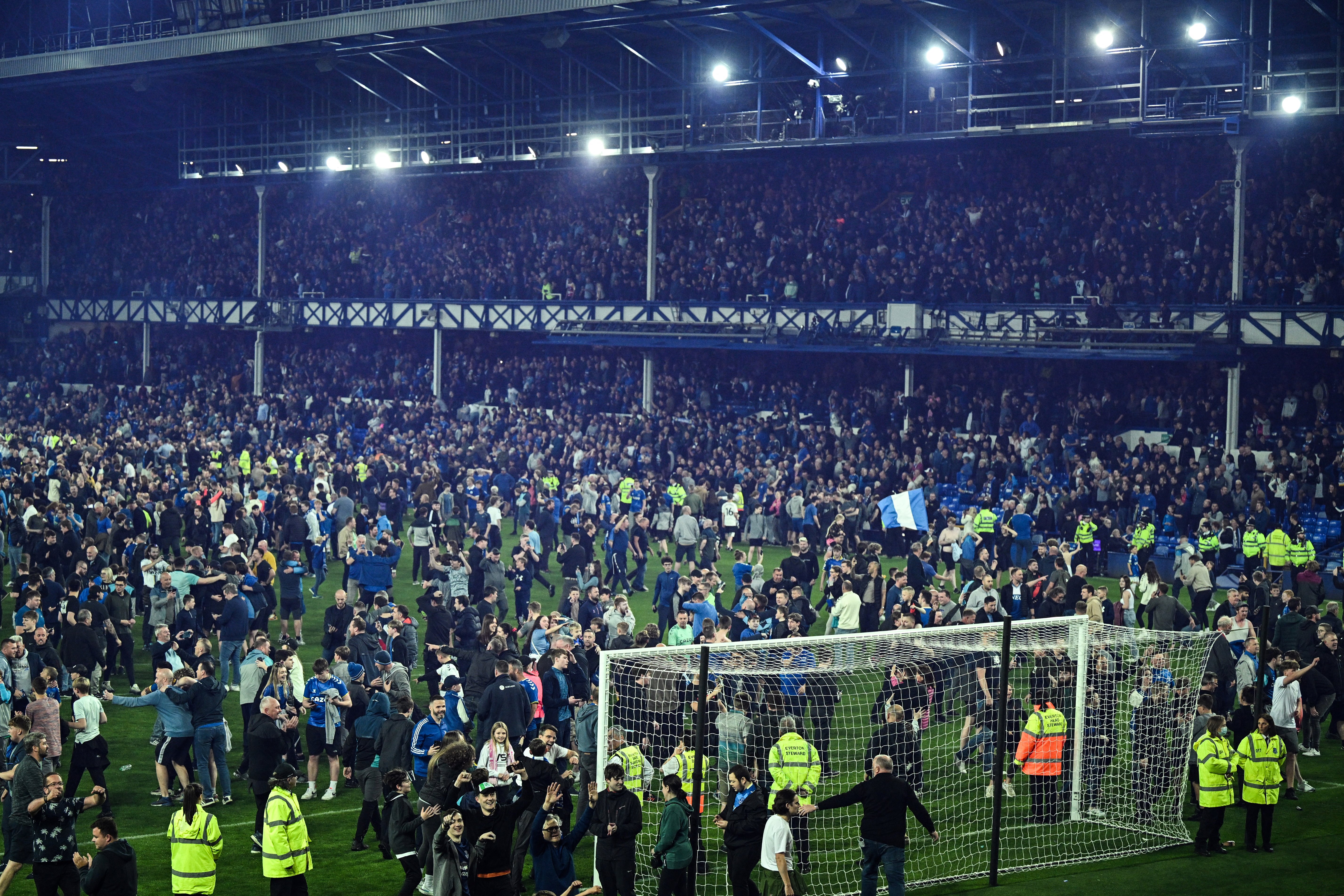 Everton vira jogo no fim e evita rebaixamento na Premier League