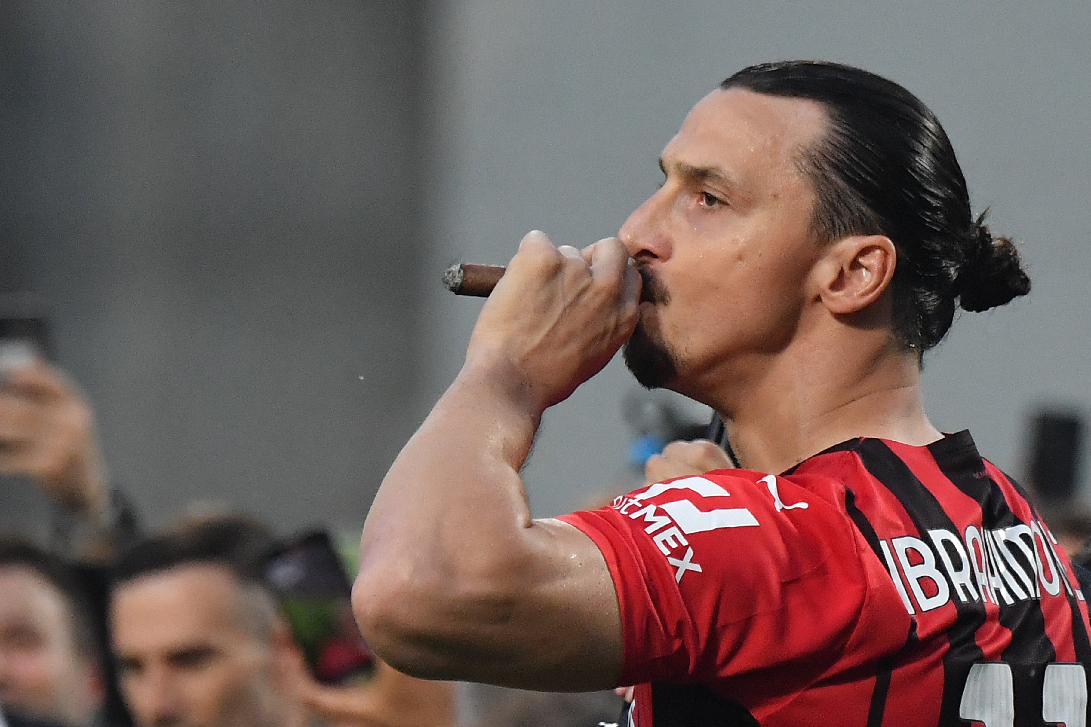 Quase 40 anos e olha o shape do Zlatan : r/futebol