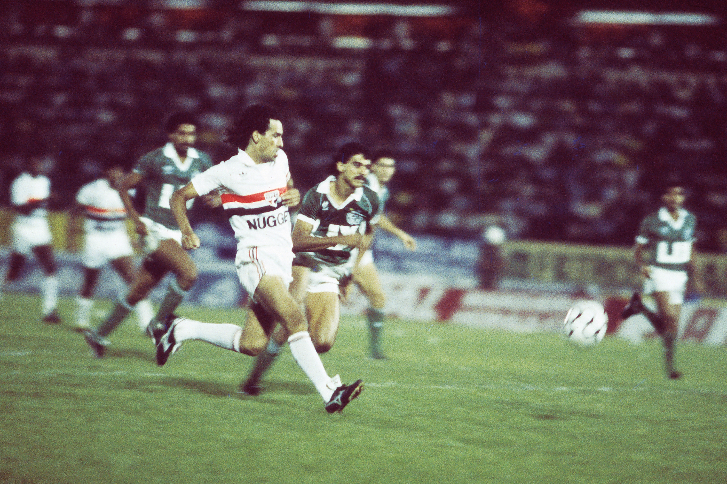 Careca, do São Paulo, e Ricardo Rocha, do Guarani, durante a finalíssima do Campeonato Brasileiro de 1986, em Campinas -