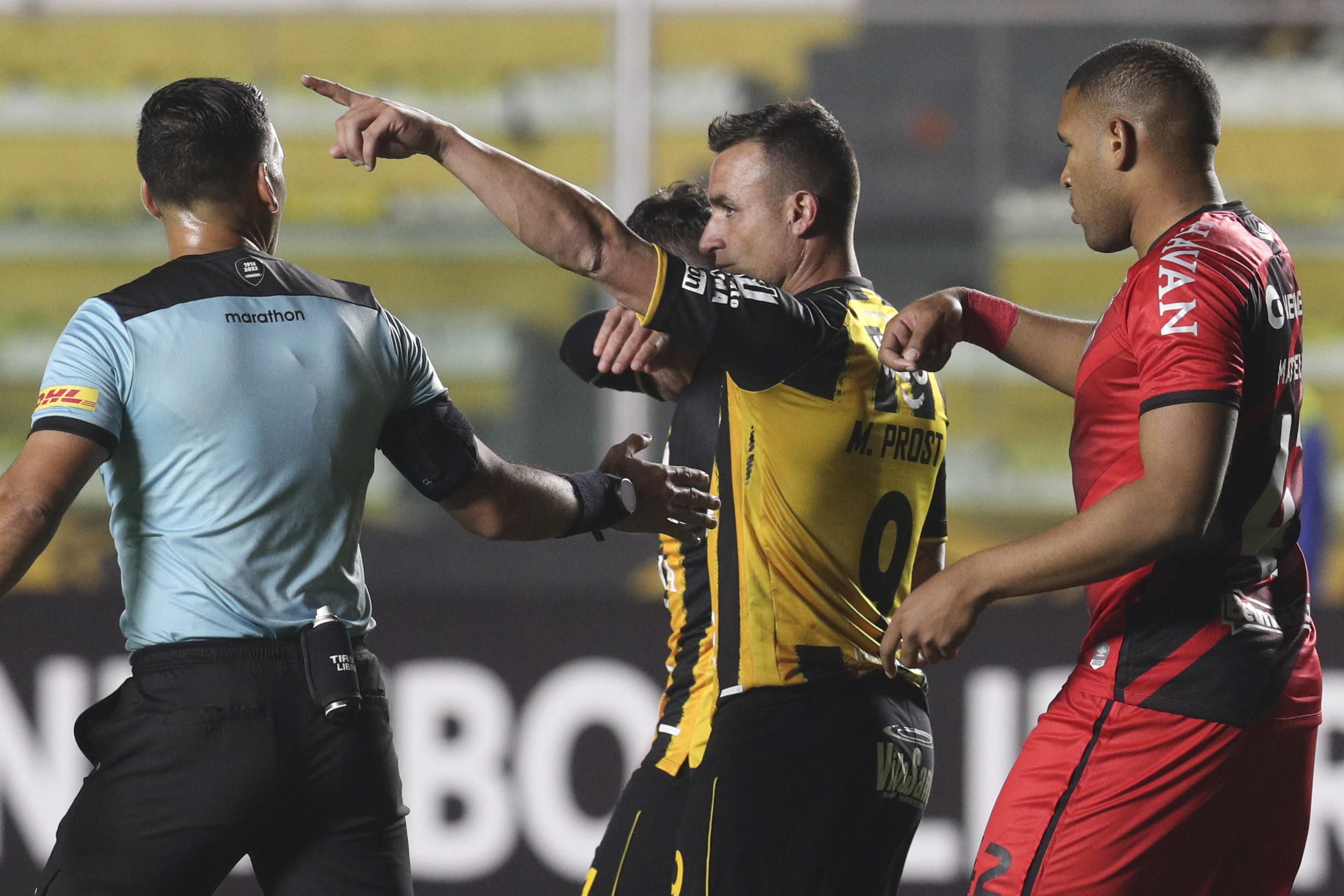 Martín Prost, do The Strongest, comemora um dos gols na goleada sobre o Athletico-PR em La Paz