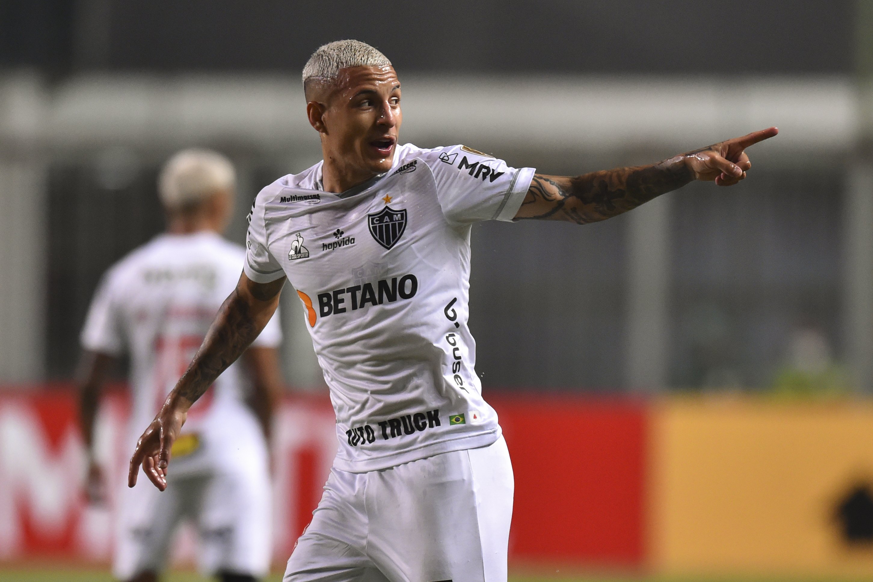 Guilherme Arana comemora gol do Atlético no clássico diante do América