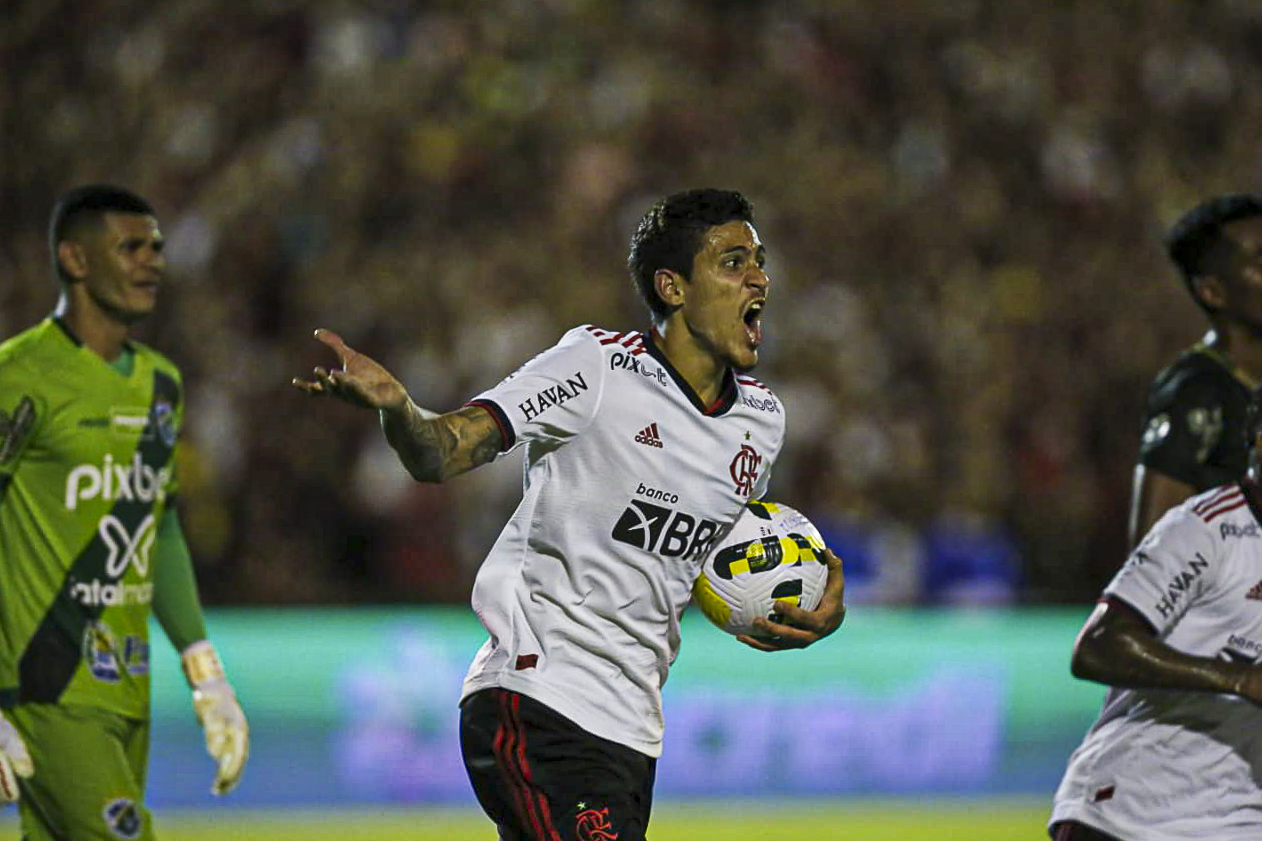 Pedro se diz 100% comprometido com Flamengo: ‘Da minha carreira cuido eu’