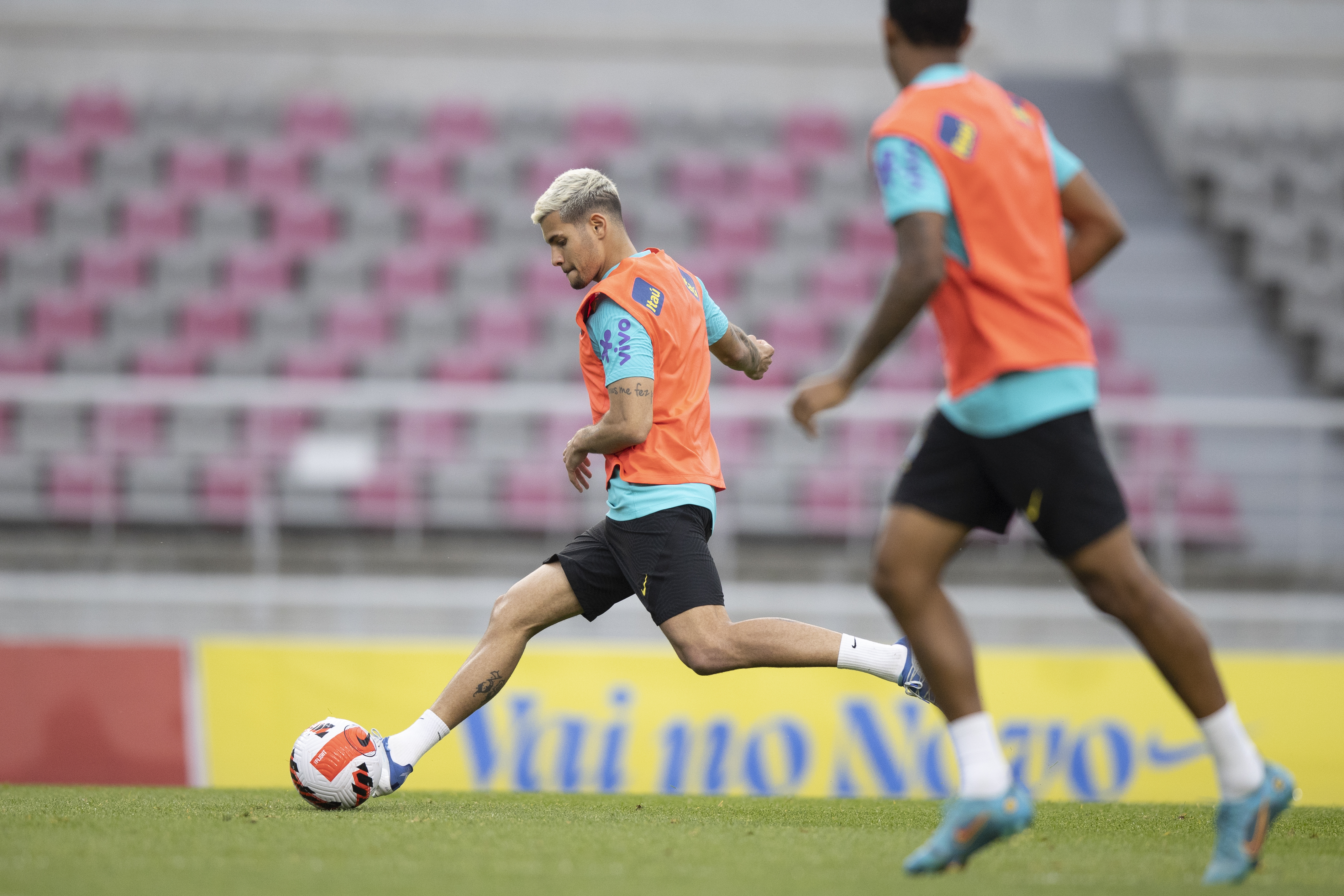 Bruno Guimarães e Raphinha serão titulares contra Coreia