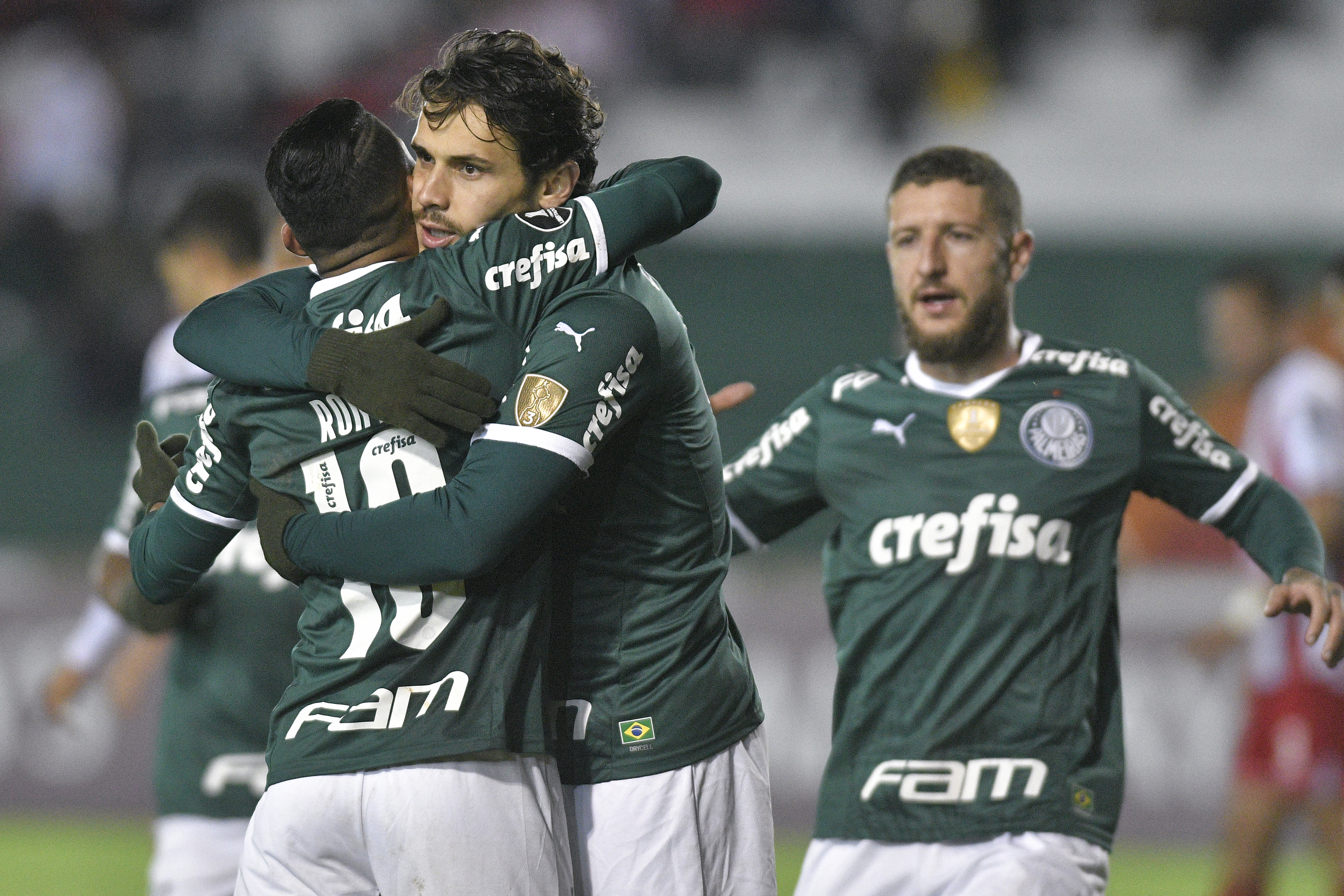 Raphael Veiga comemora gol do Palmeiras diante do I. Petrolero