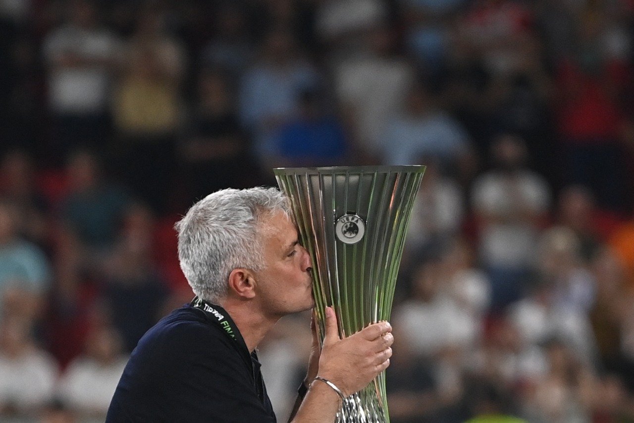 Mourinho conquistou seu quinto título europeu na passagem pela Roma - AFP