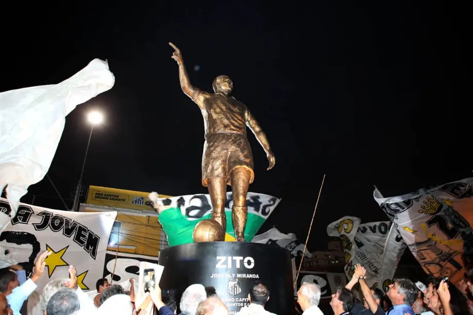 Estátua de Zito, multicampeão pelo Santos e pela seleção brasileira, na Vila Belmiro