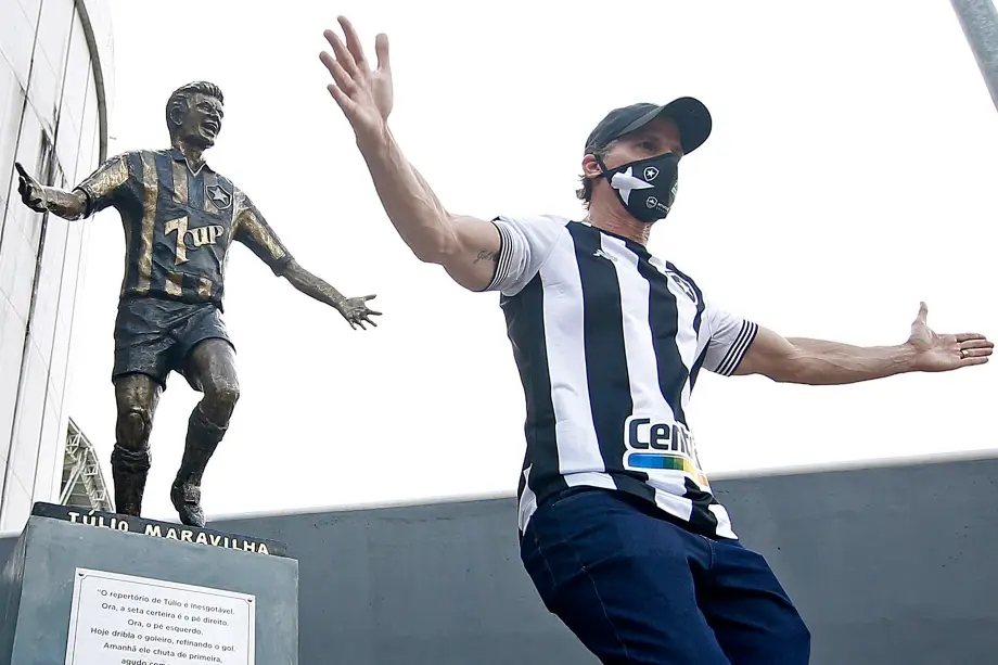 Estátua de Tulio Maravilha, ídolo do Botafogo, no Estádio Nilton Santos