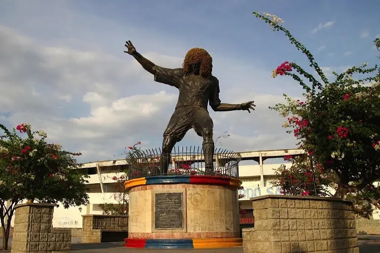 Estátua de Carlos Valderrama, ídolo do futebol colombiano, no Estádio Eduardo Santos, em Santa Marta