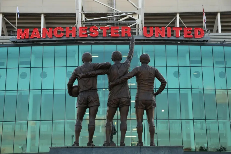 A 'Santíssima Trindade' do Manchester United: George Best, Bobby Charlton e Denis Law, em Old Trafford