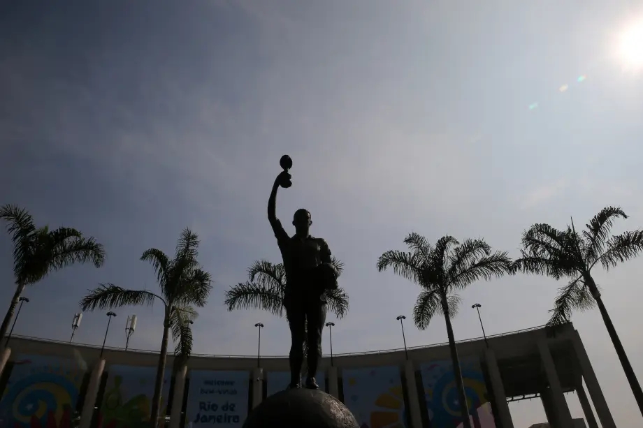 Bellini, o capitão do primeiro título mundial da seleção brasileira, teve momento retratado na entrada do Maracanã