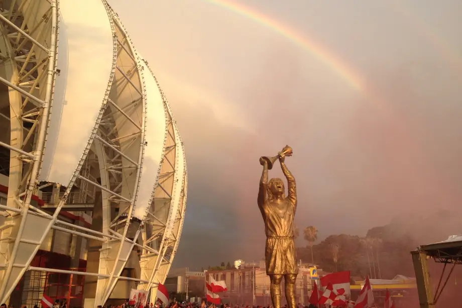 Estátua de Fernandão, ídolo do Inter morto em 2014, no Beira-Rio - (Alexandre Corrêa/SC Internacional)