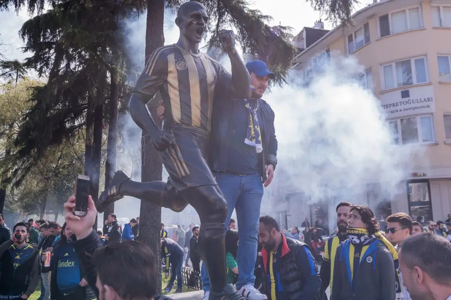 Estátua do ex-jogador brasileiro Alex na entrada do estádio Şükrü Saraçoğlu, do Feberbahce -