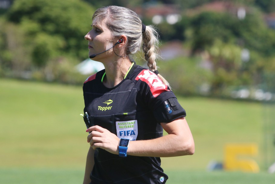 Quem são elas: primeira árbitra mulher e assistente brasileira fazem  história na Copa do Mundo, Copa do Mundo