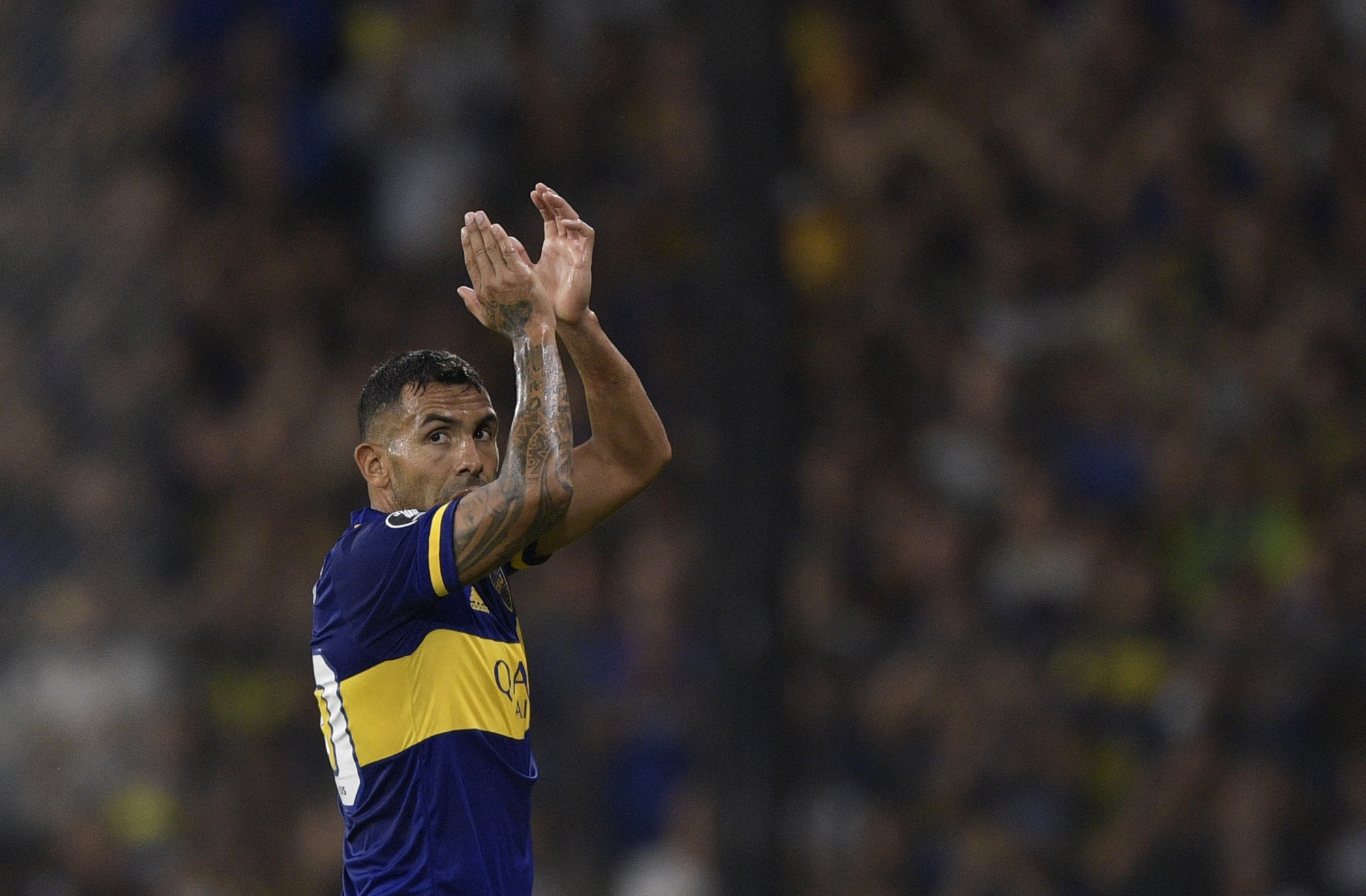 Carlitos Tévez oficializa aposentadoria do futebol e planeja futuro