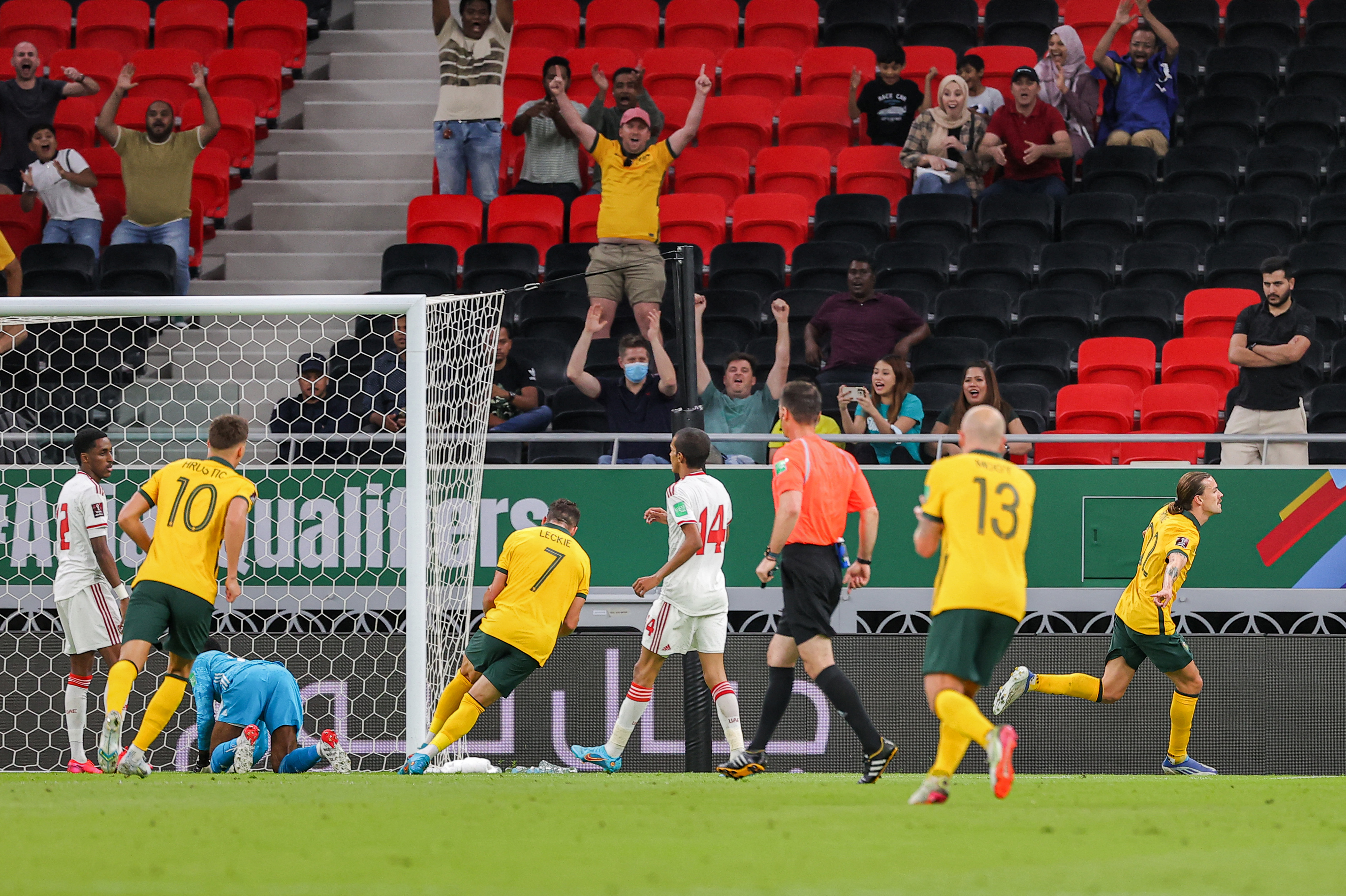 Austrália vence Emirados Árabes e disputará vaga na Copa contra o Peru