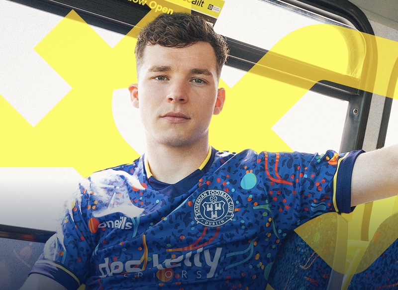 Novo uniforme do Bohemian, da Irlanda, faz referência aos bancos dos ônibus de Dublin -