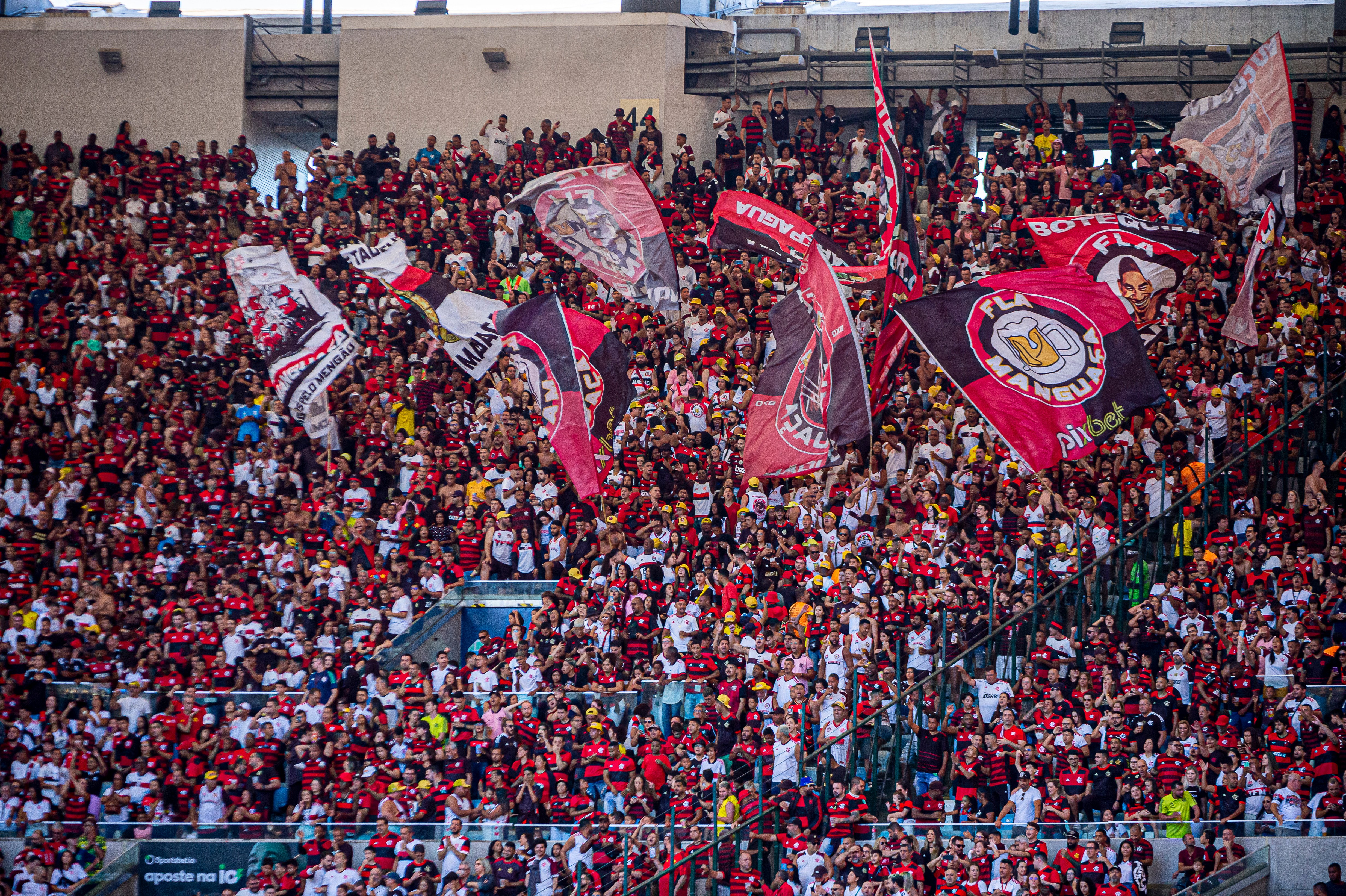 Pesquisa mostra vantagem do Flamengo sobre Corinthians como maior torcida