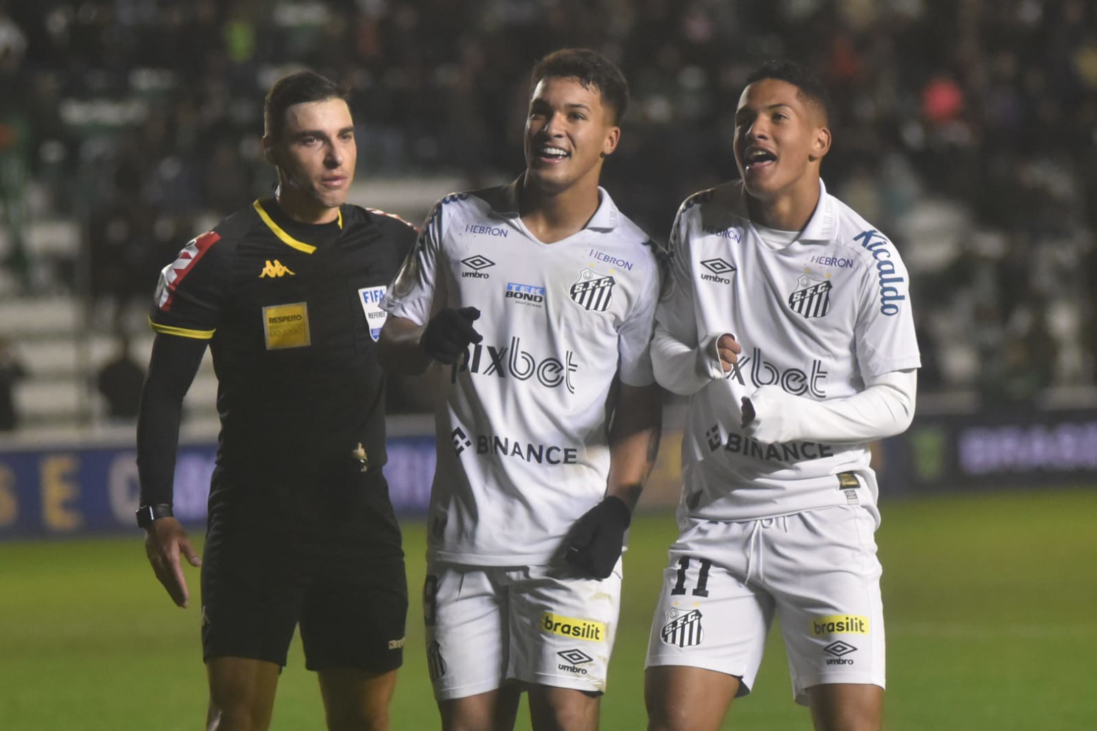 Angelo e Marcos Leonardo são as principais esperanças do Santos -