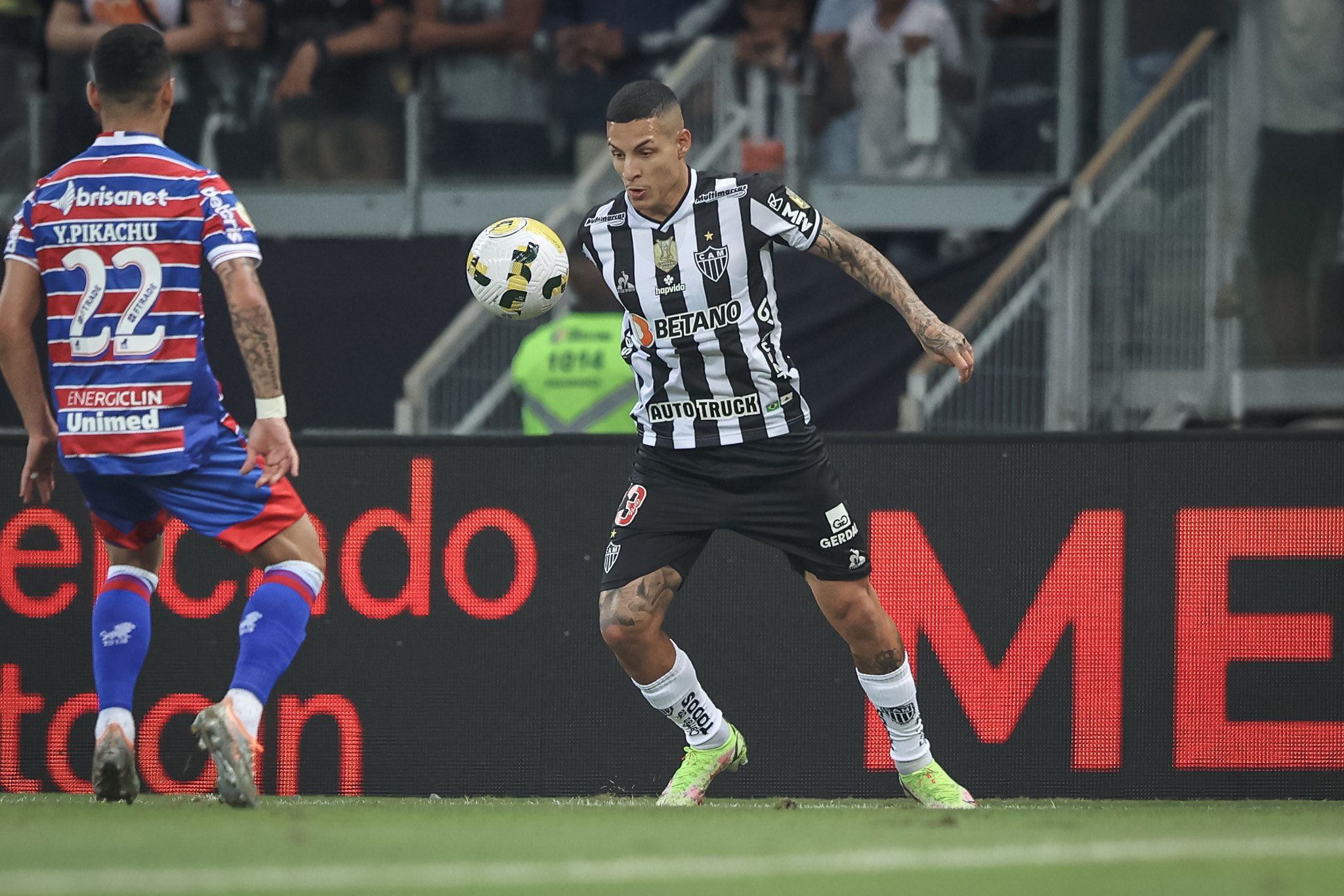 Guilherme Arana, do Atlético-MG, em ação diante do Fortaleza