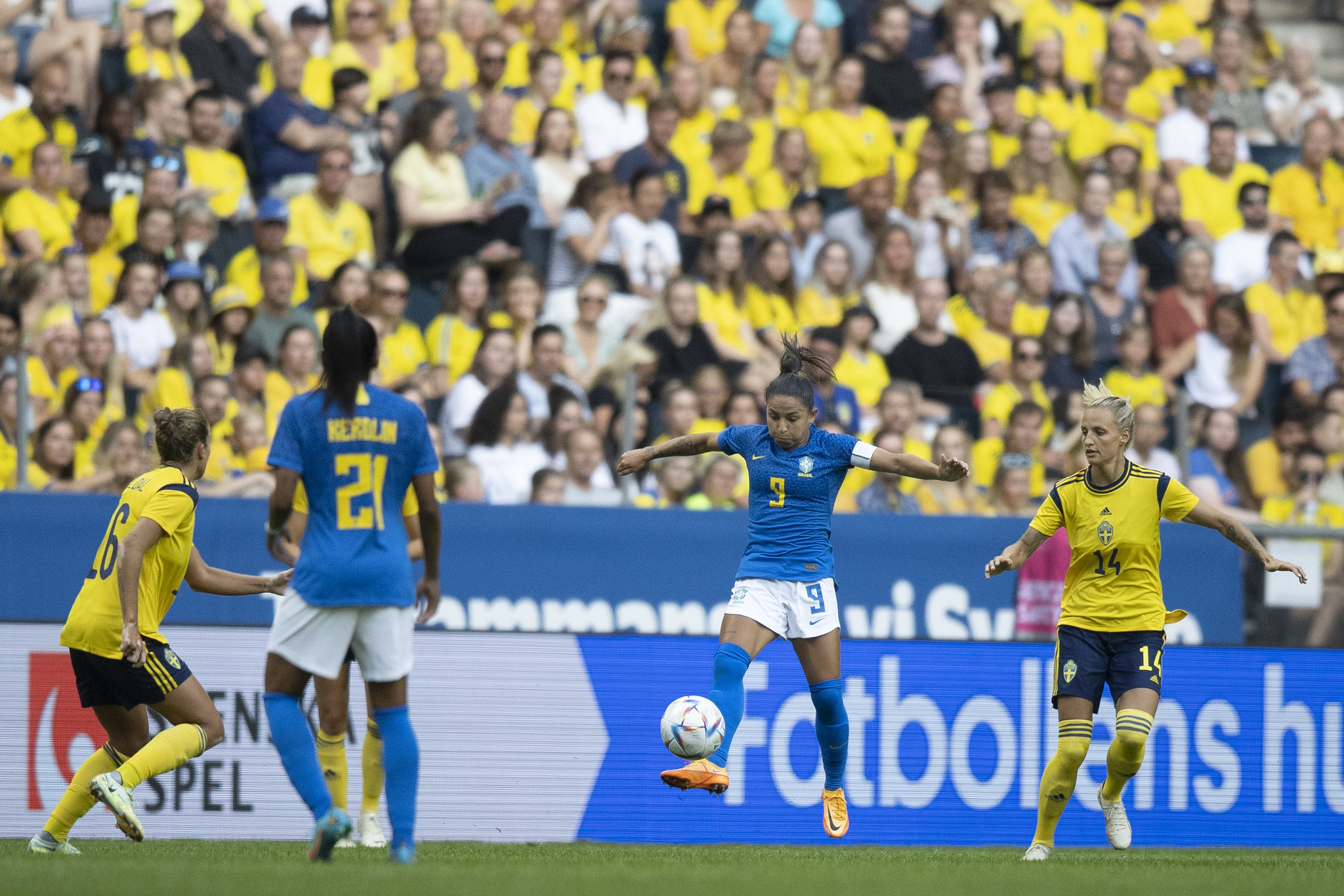 Brasil sai na frente, mas sofre ‘apagão’ e perde para a Suécia em amistoso