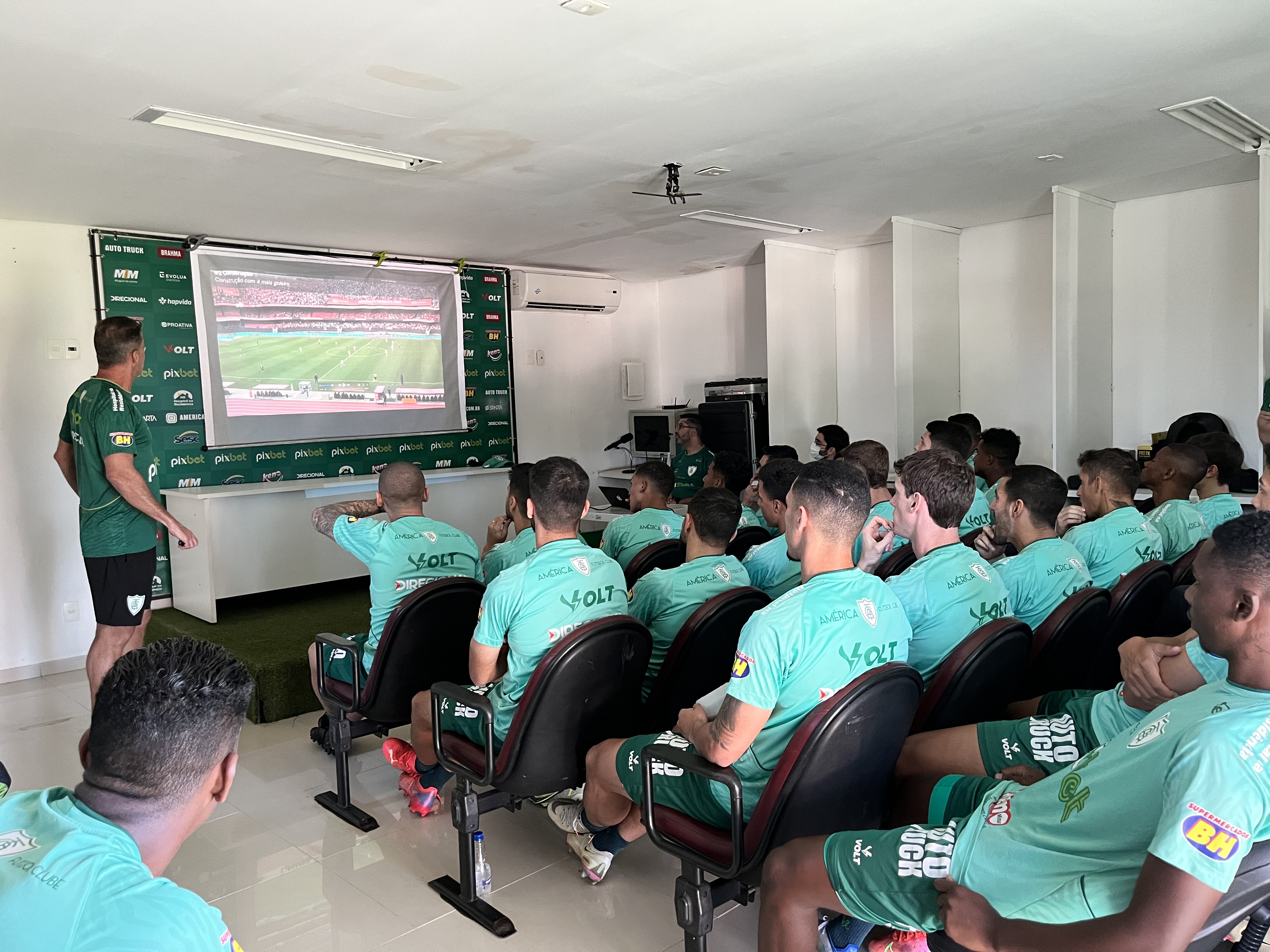 Vágner Mancini durante treino tático -