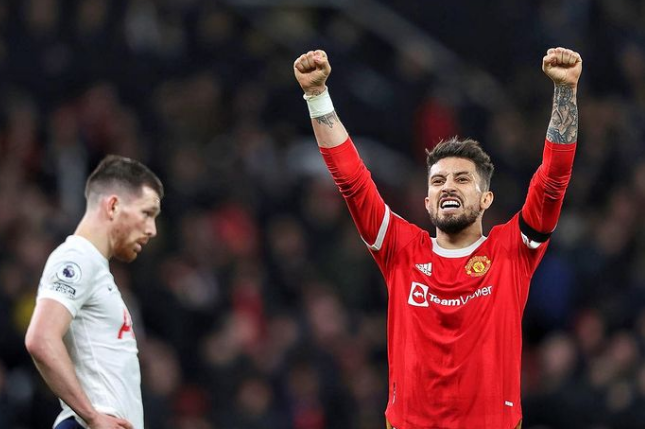Alex Telles, do Manchester United, é um dos que disputam a lateral da seleção