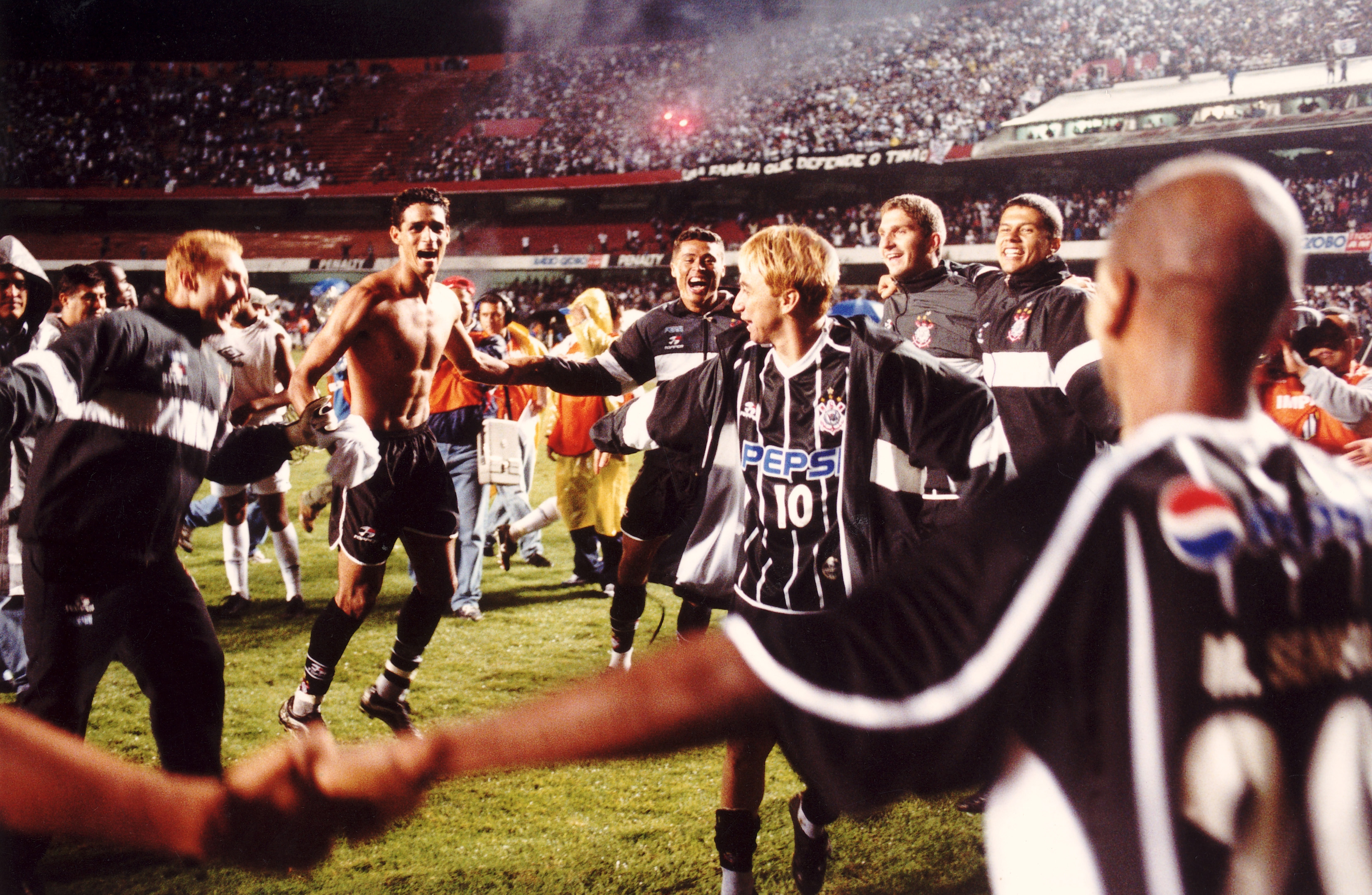 André Luiz e Paulo Nunes, do Corinthians, comemorando a vitória contra o Santos, no Estádio do Morumbi, em 2001 -