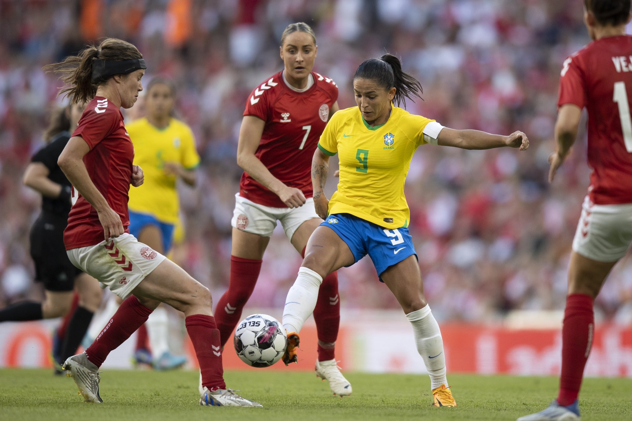 Seleção feminina sofre gol no fim e perde para a Dinamarca em amistoso