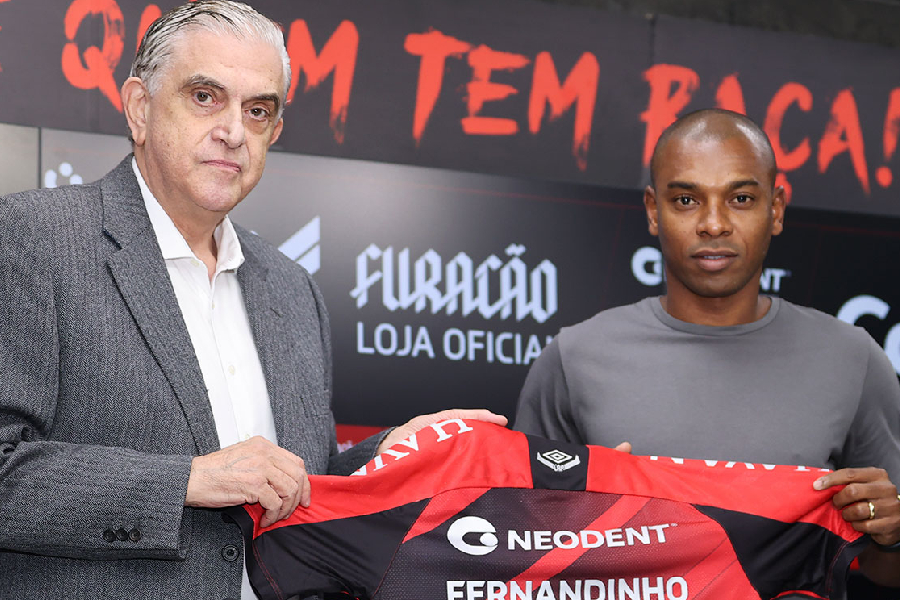 Fernandinho e Petraglia durante apresentação do jogador -
