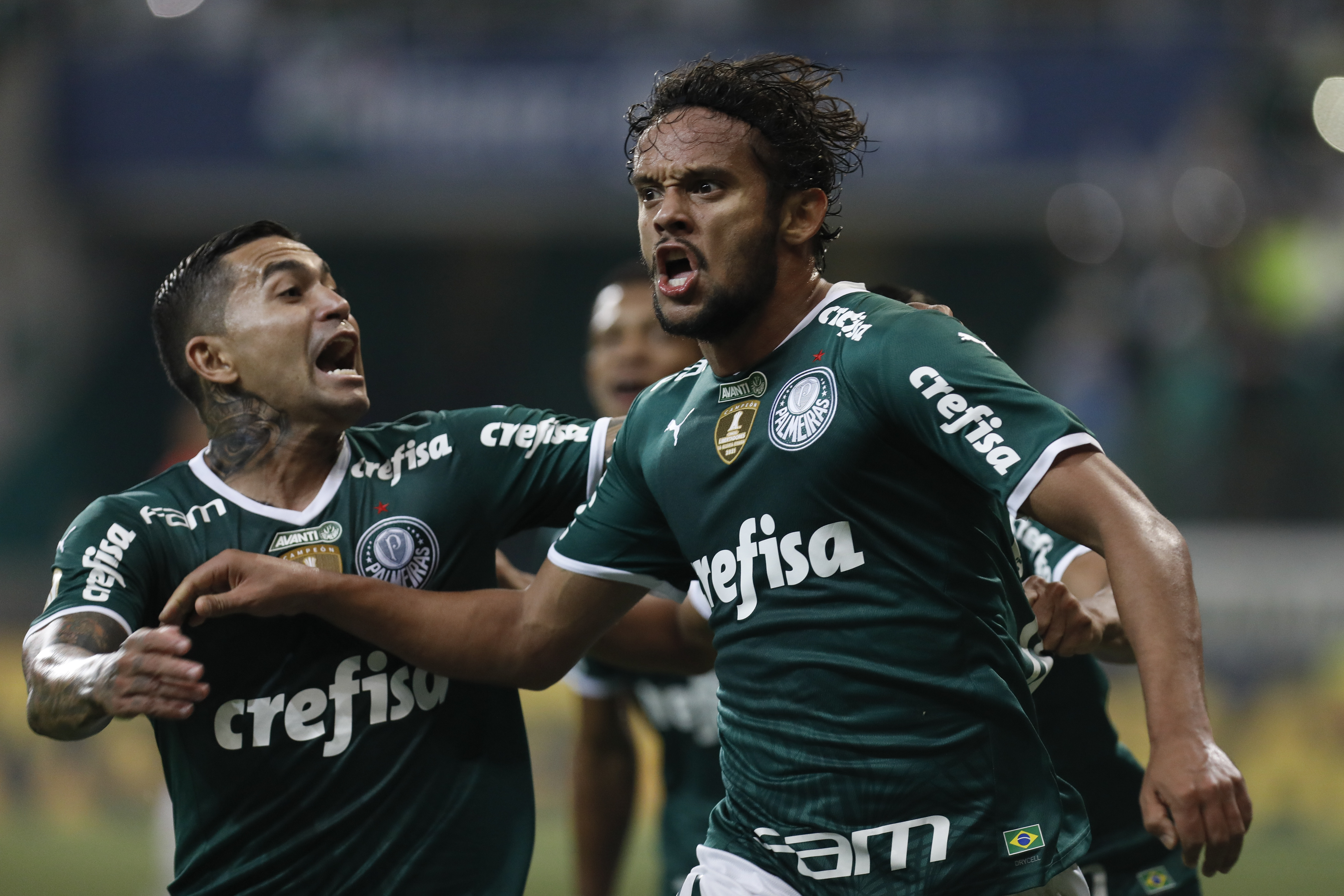 Gustavo Scarpa comemora com Dudu o seu gol pelo Palmeiras diante do Atlético-GO