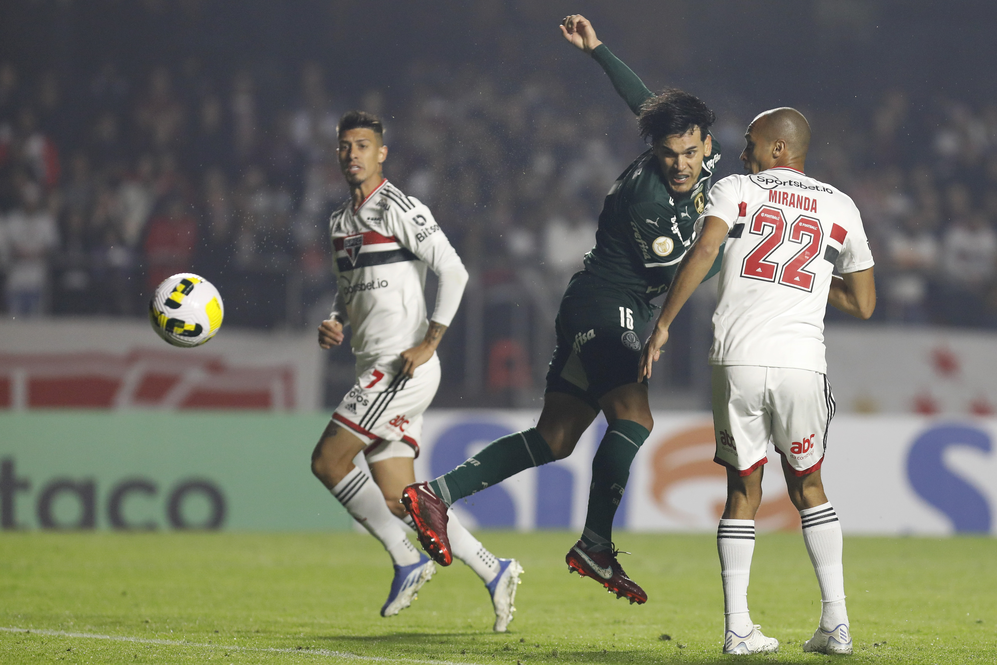 Gustavo Gómez ganhou de Miranda e marcou o gol do Palmeiras diante do São Paulo no Morumbi