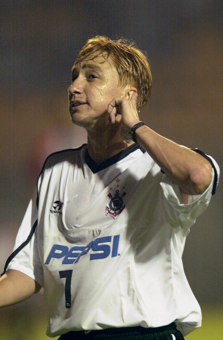 Paulo Nunes comemorando gol contra o Botafogo de Ribeirão Preto pelo Brasileirão, em 2001 -